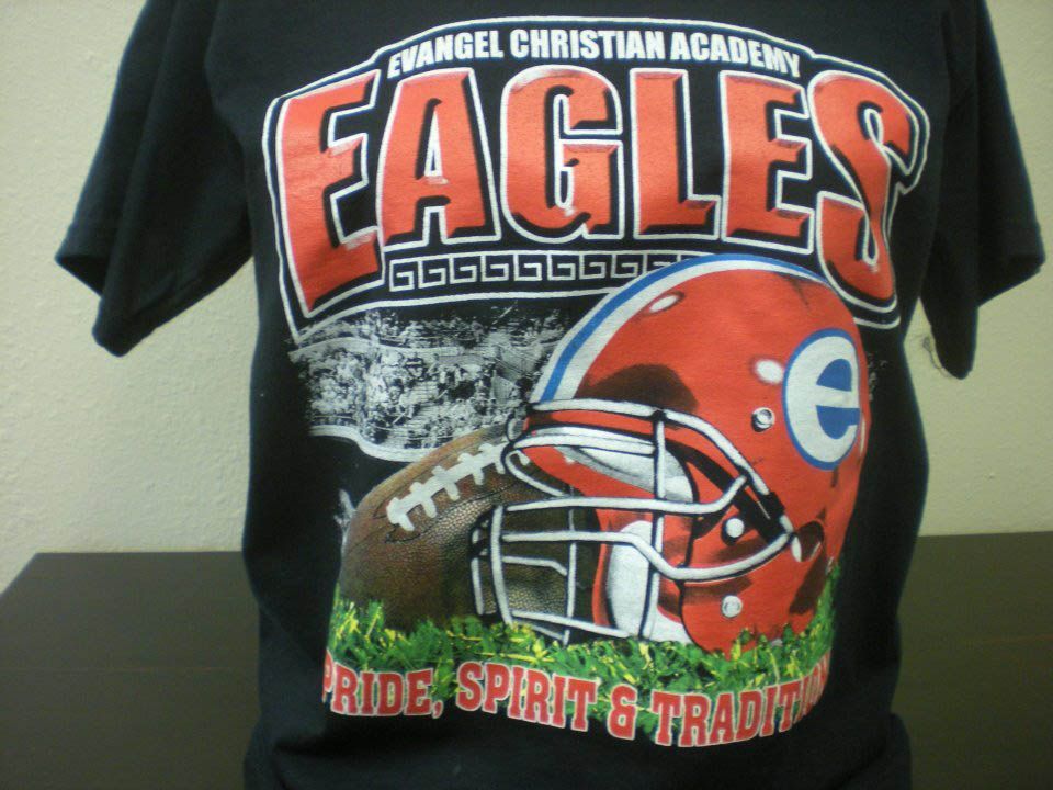 A black shirt that says eagles on it