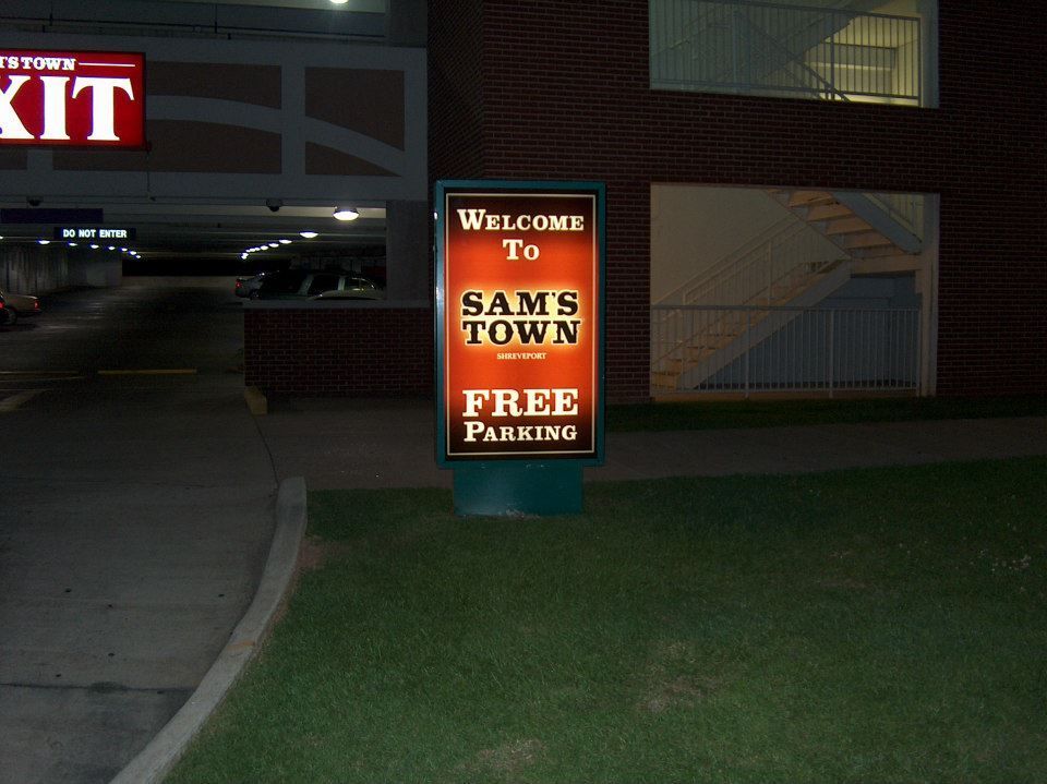 A sign that says welcome to sam 's town free parking