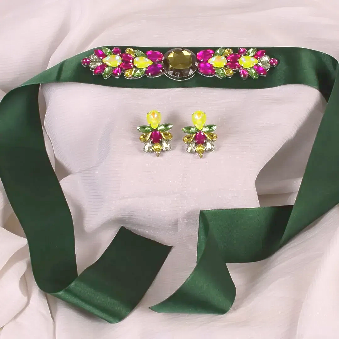 Cinta de raso verde con adorno de incrustaciones de joyas y pendientes a juego.