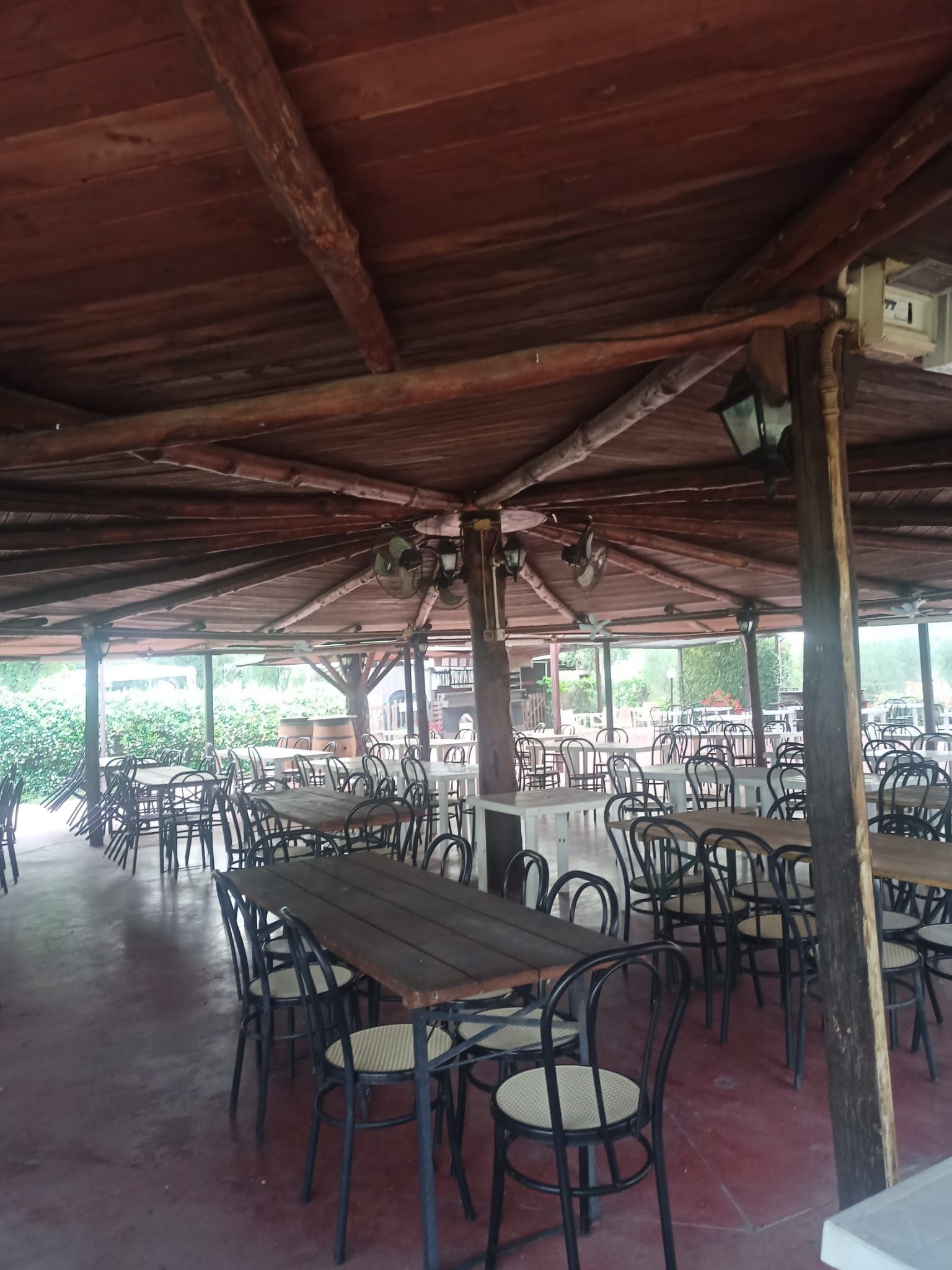 spazi esterni del ristorante pizzeria da Marino a Pontinia (LT)