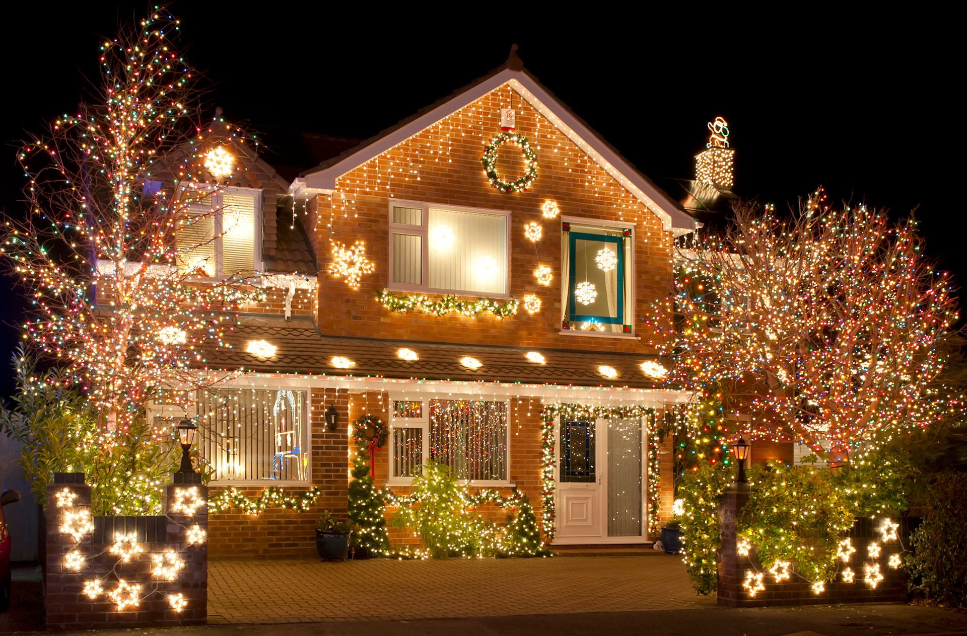 A house is decorated with lots of christmas lights