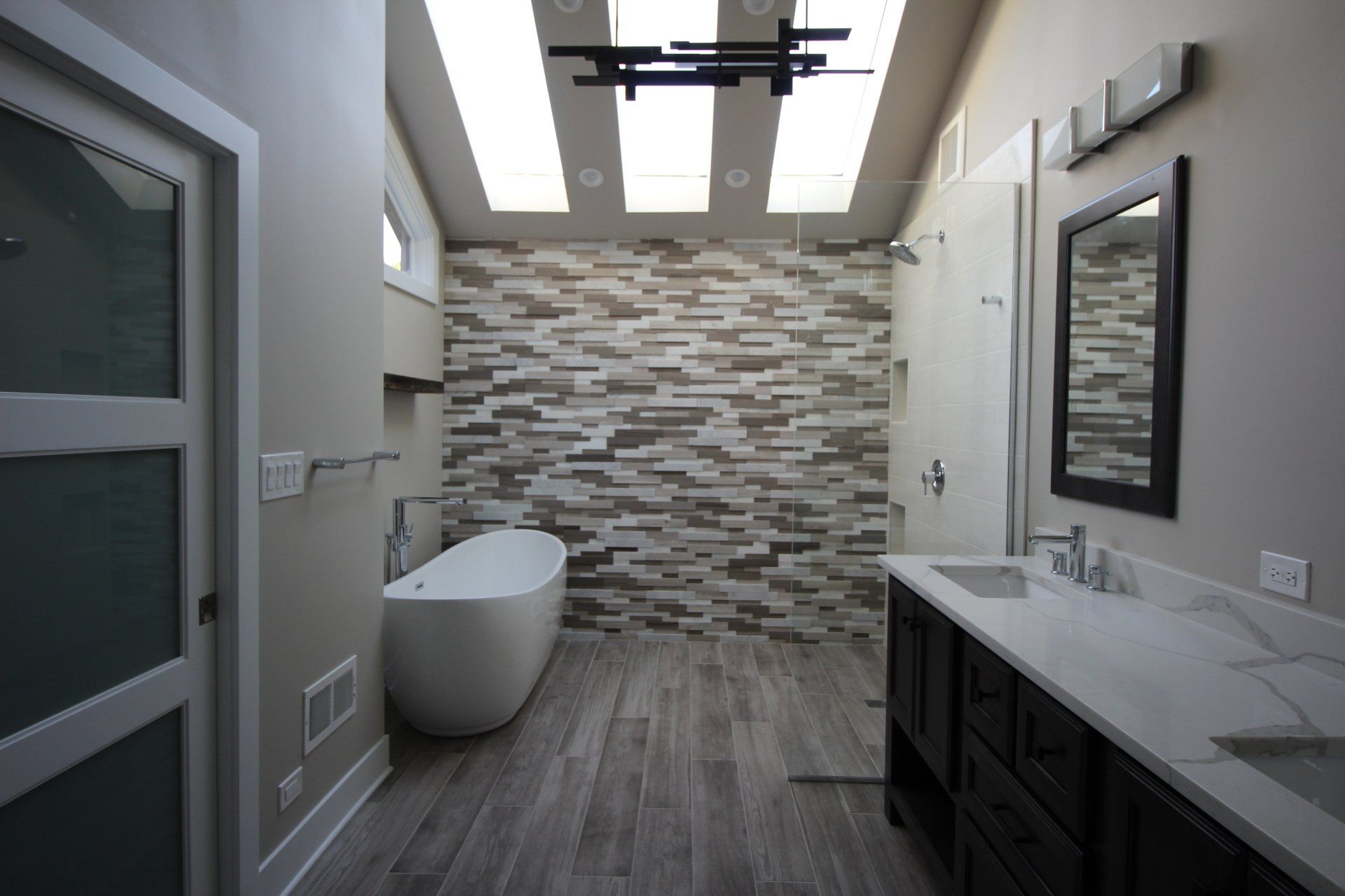 A bathroom with a bathtub and two sinks