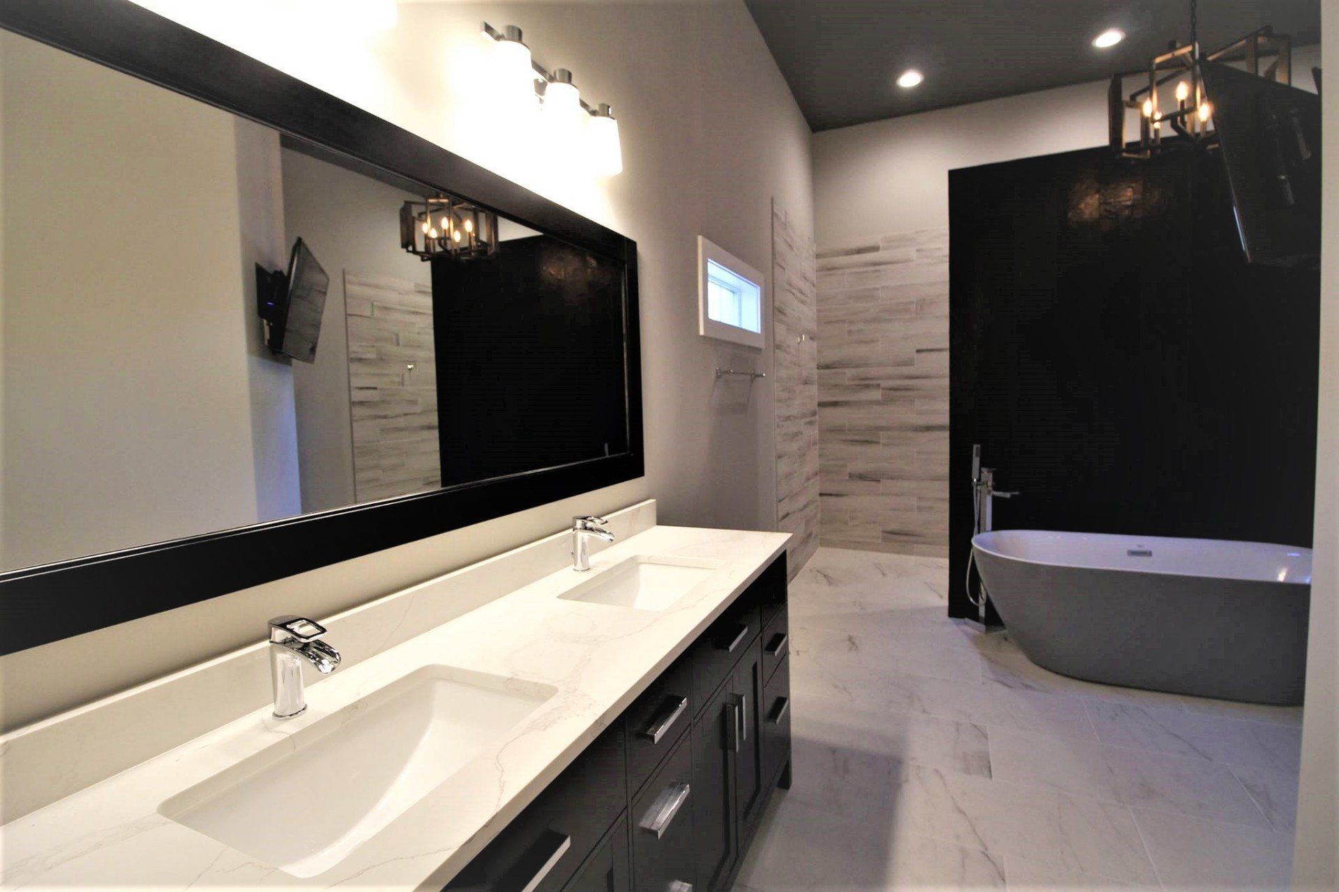 A bathroom with two sinks and a bathtub.