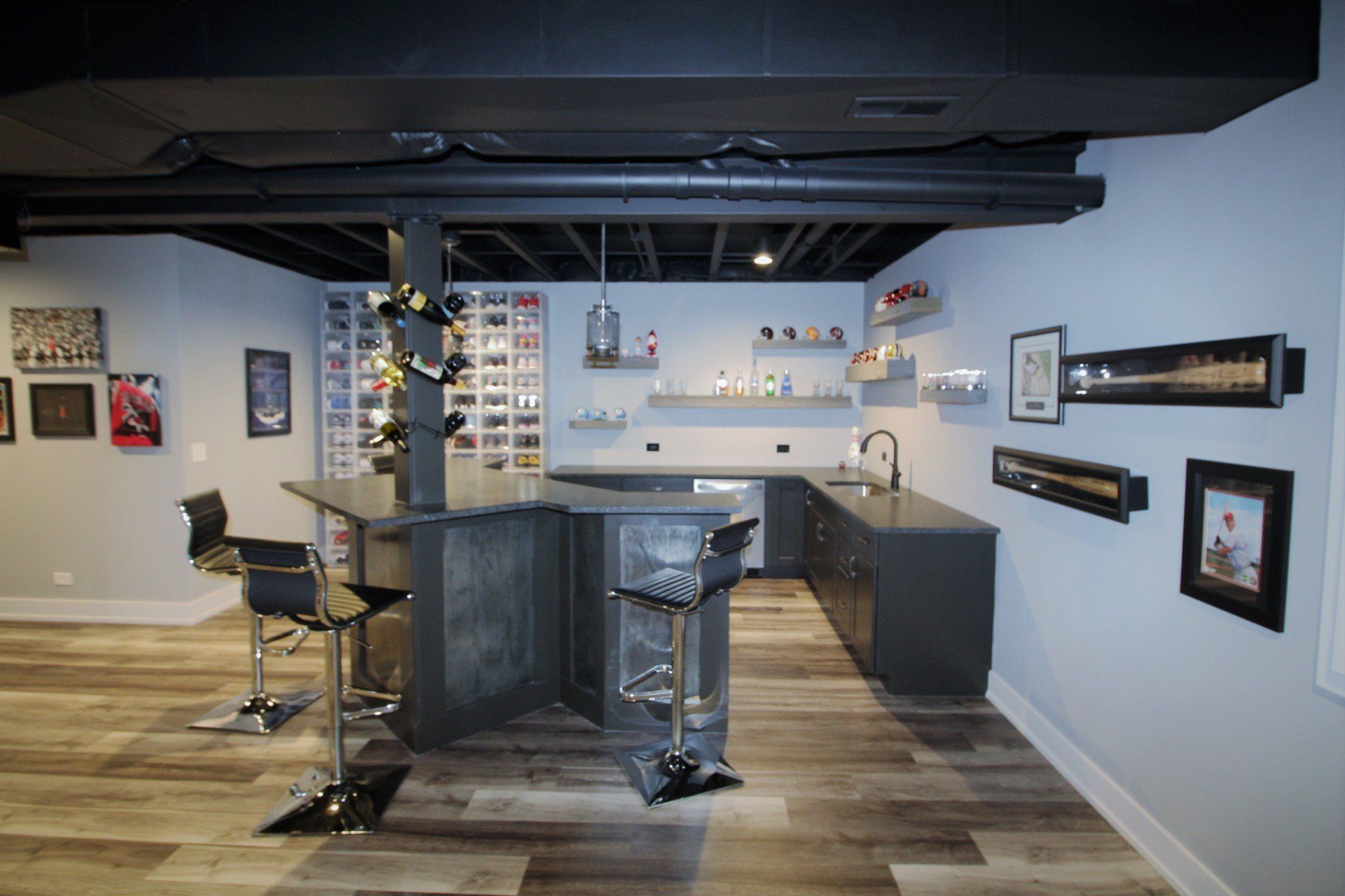 There is a bar in the middle of the room.