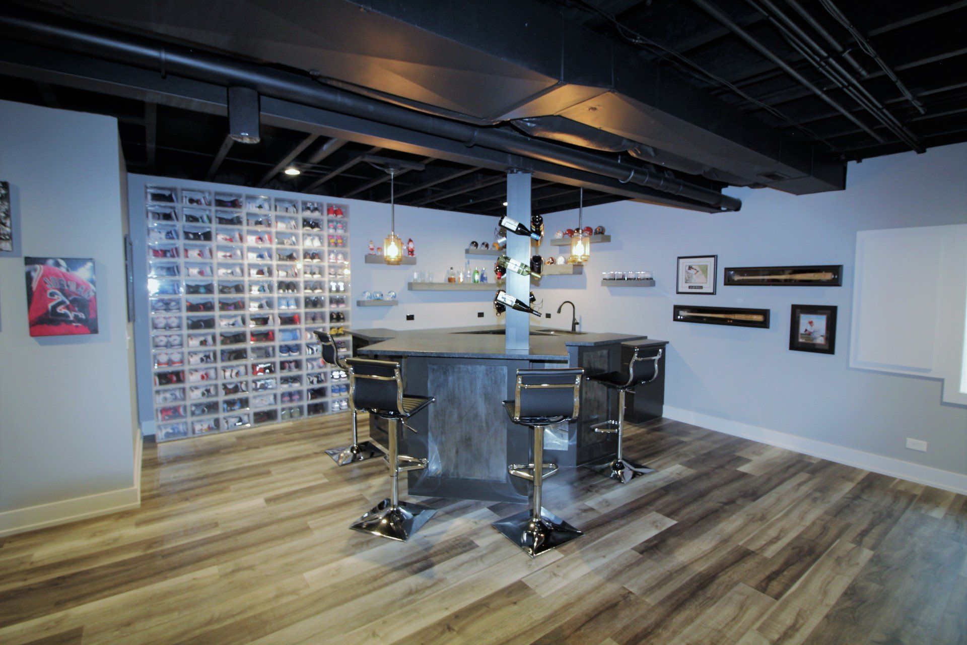 There is a bar in the middle of the room.