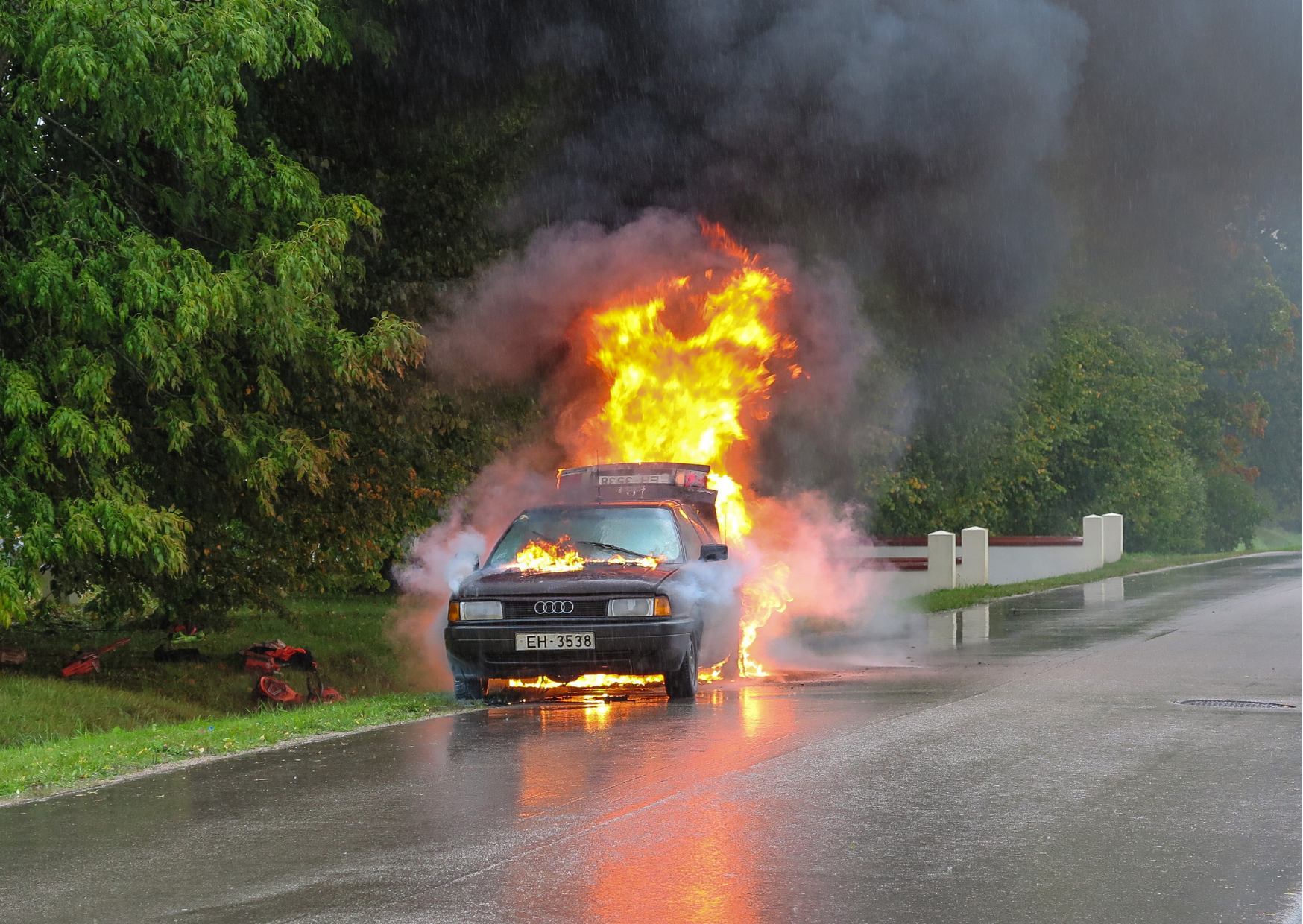 Загорелся двигатель автомобиля. Дорожно транспортное происшествие с огнем. Пожары на транспортных средствах.