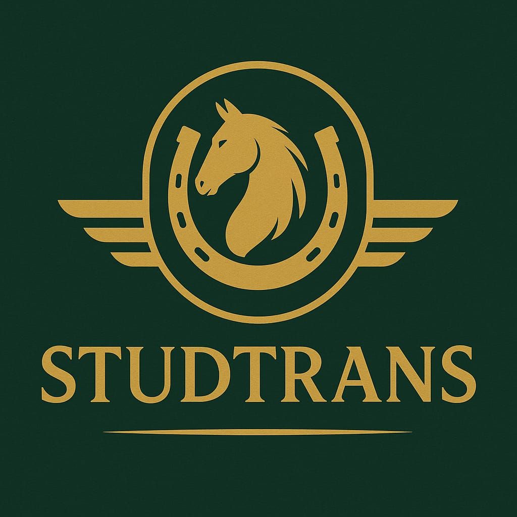 Logo met gouden paardenhoofd en hoefijzer op een groene achtergrond, met de tekst 