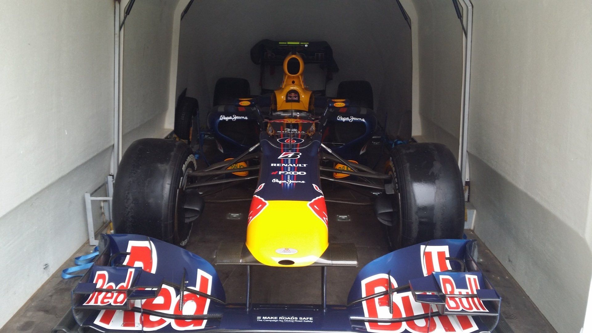 RBL, Sondertransport, Sondertransport Vermietung, Red Bull, Rennauto Transport