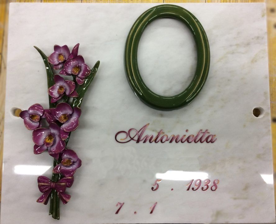 Ossario con fiori viola