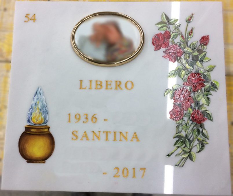 Ossario con decorazioni floreali