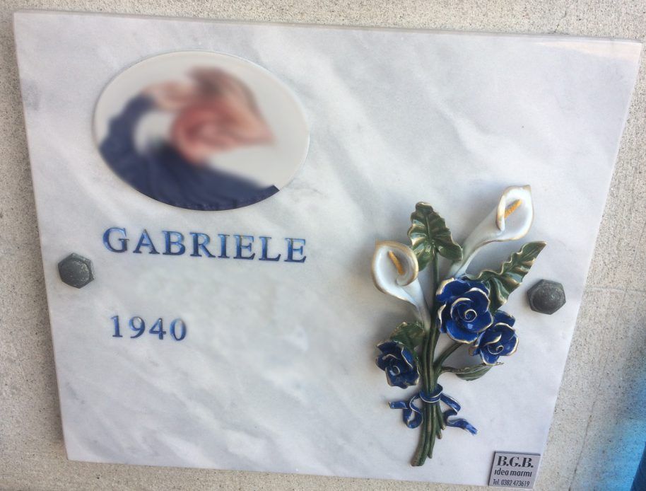 Ossario con fiori decorativi