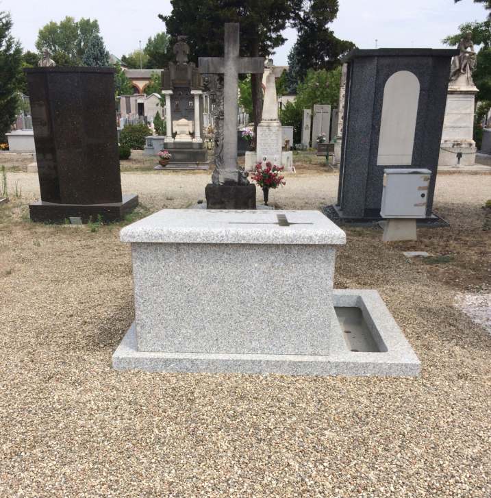 Monumento funerario in marmo