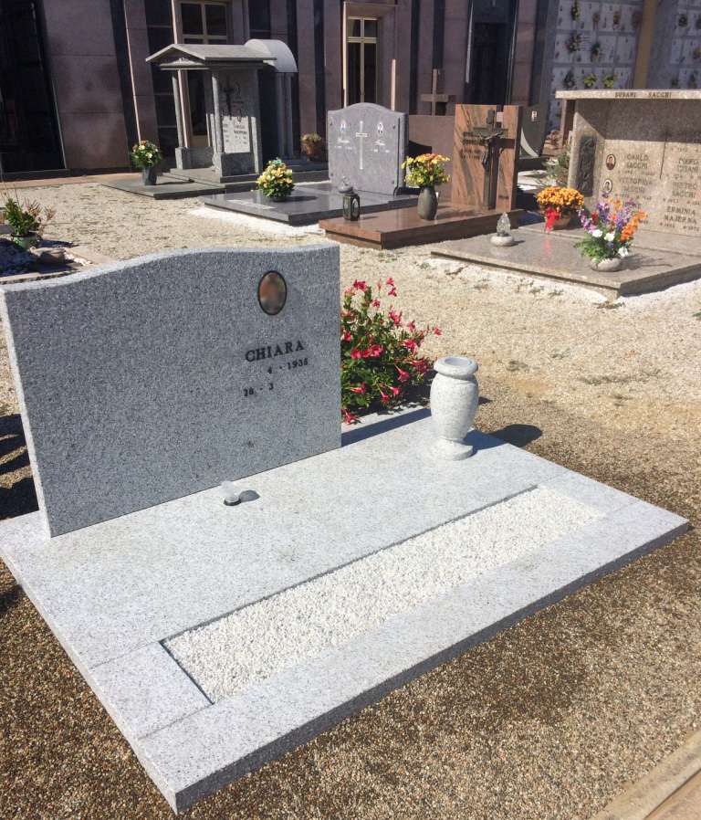 Lapide con foto e vaso