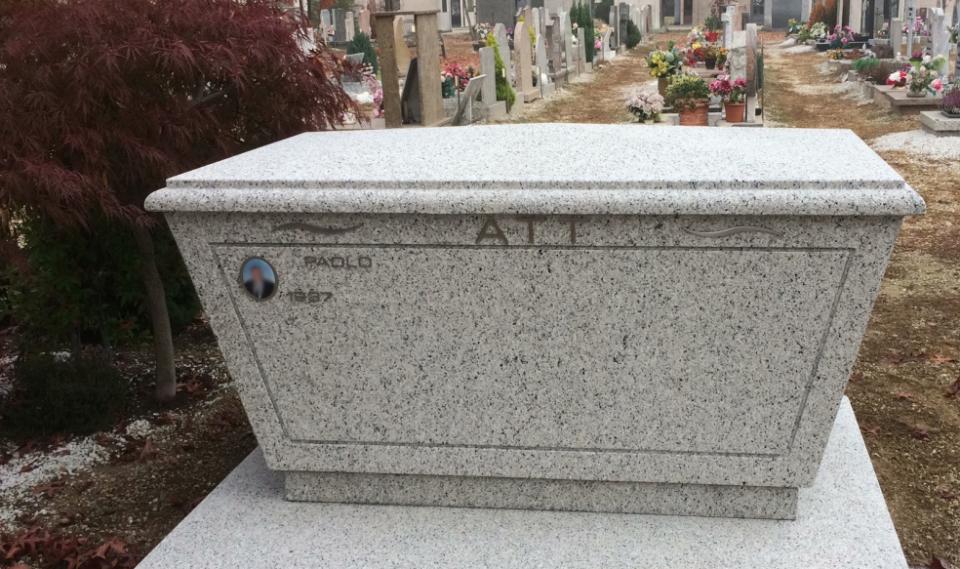 Monumento funebre con foto