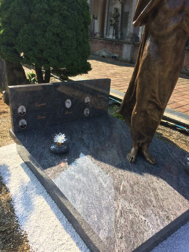 Lapide con scultura funebre