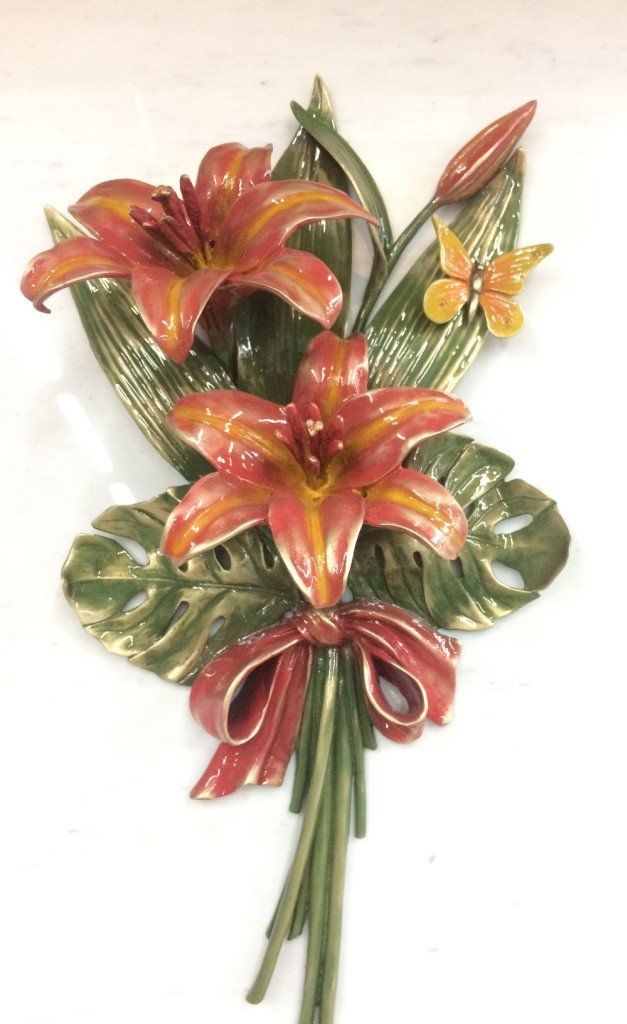 Lapide con fiori in rilievo