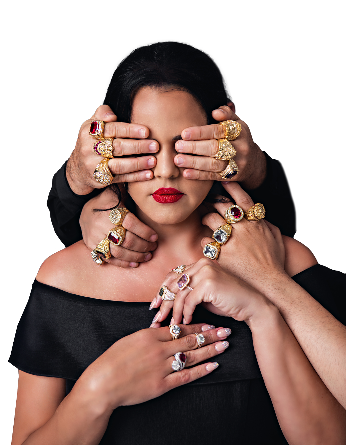 Una mujer se cubre los ojos con las manos de un hombre mientras lleva anillos.