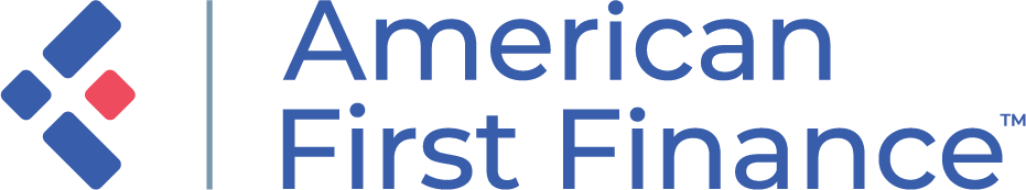 El logotipo de American First Finance es azul y rojo con un diamante en el medio.