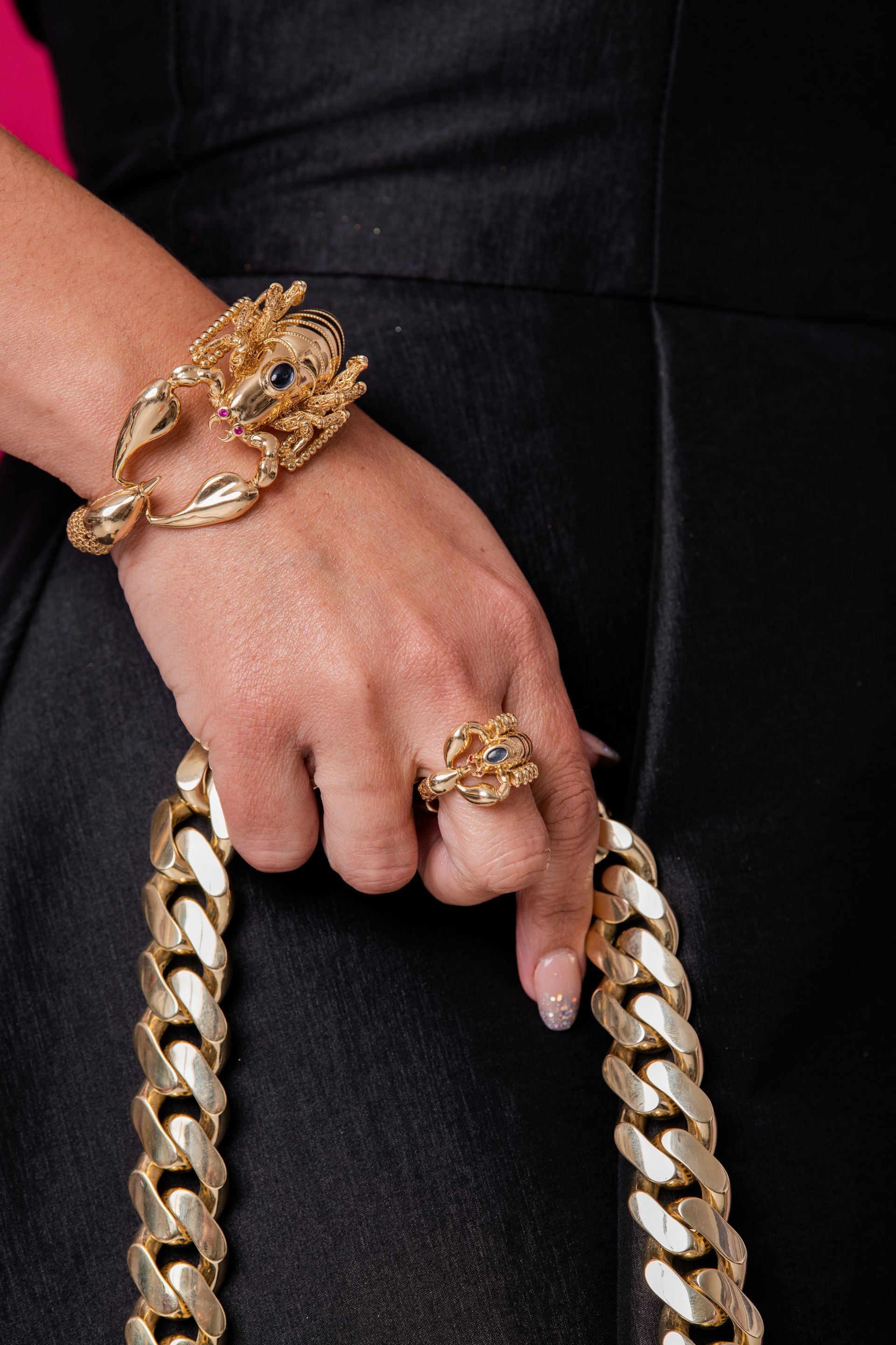 Una mujer que lleva una pulsera y un anillo sostiene un bolso.