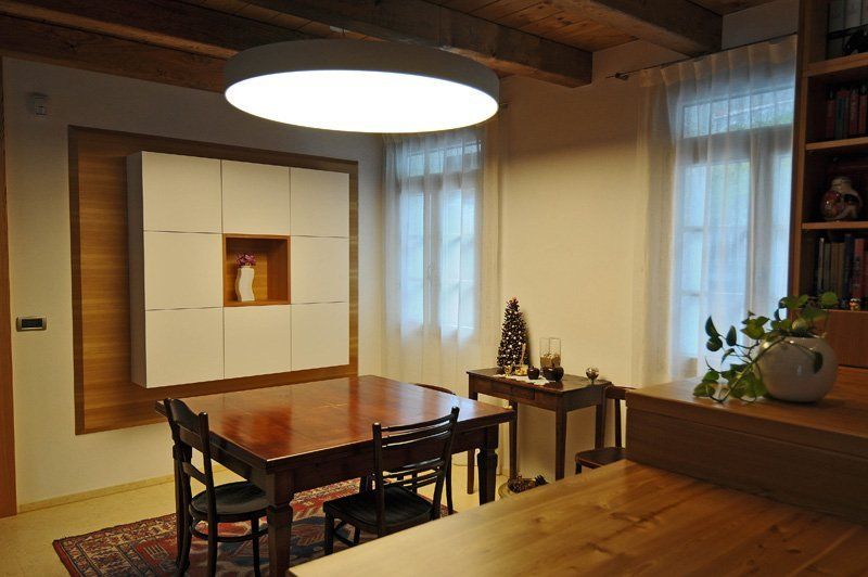 soggiorno con mobili in legno lucido