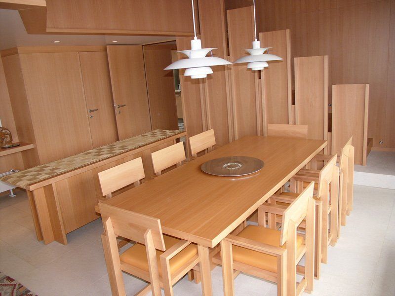 sala da pranzo arredata con mobili in legno