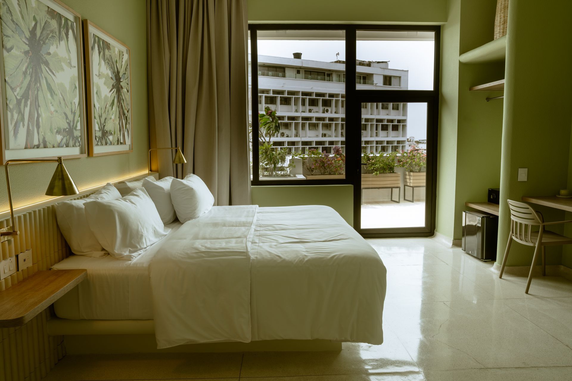 Una habitación de hotel con una cama tamaño king y una ventana grande.