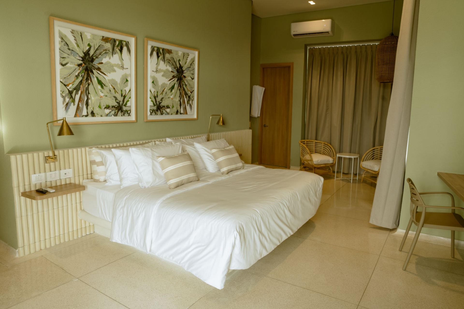 Hay una cama grande en el medio de la habitación.