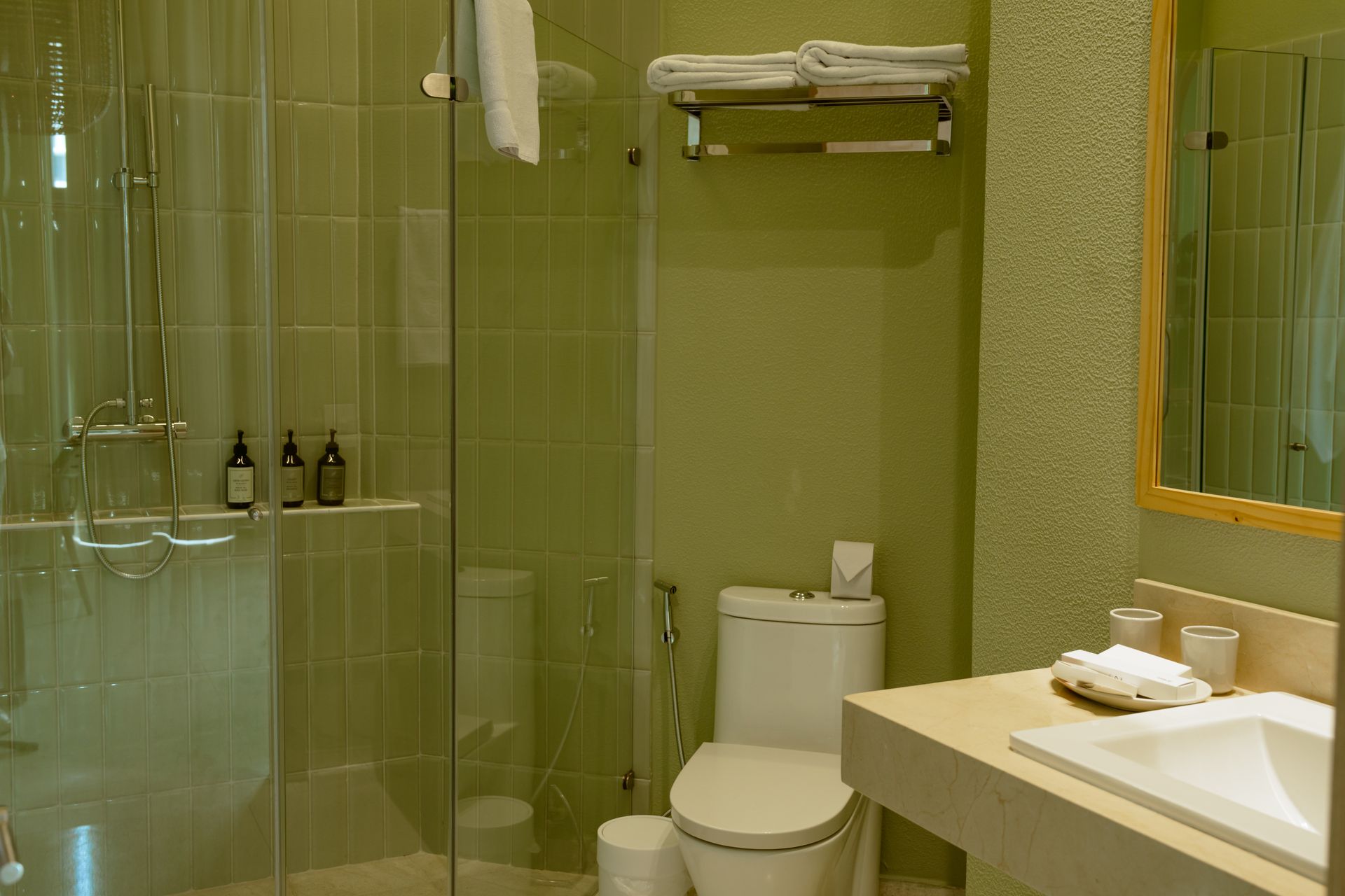 Un baño con inodoro, lavabo y ducha.