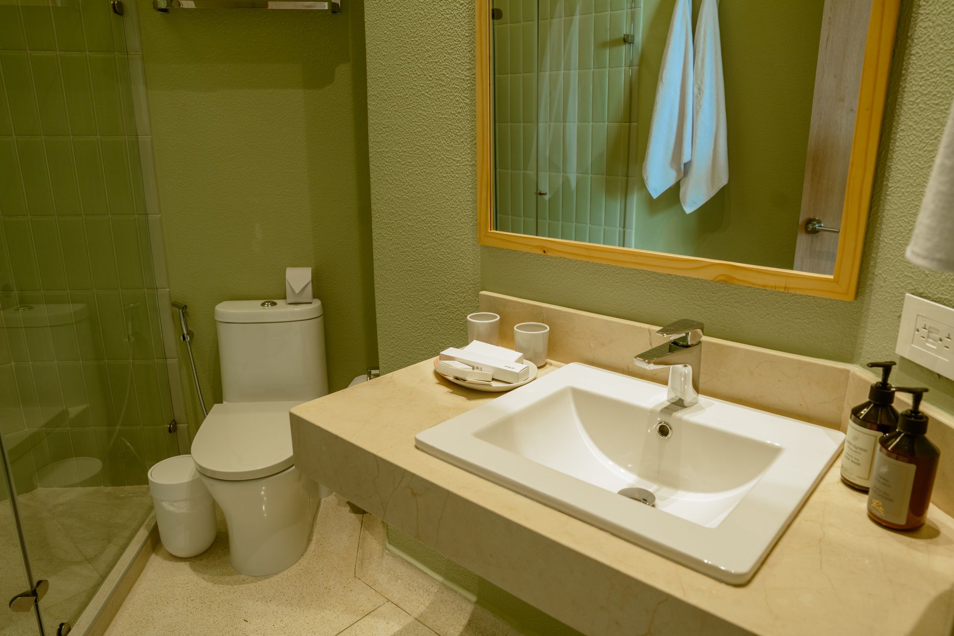 Un baño con inodoro, lavabo y espejo.