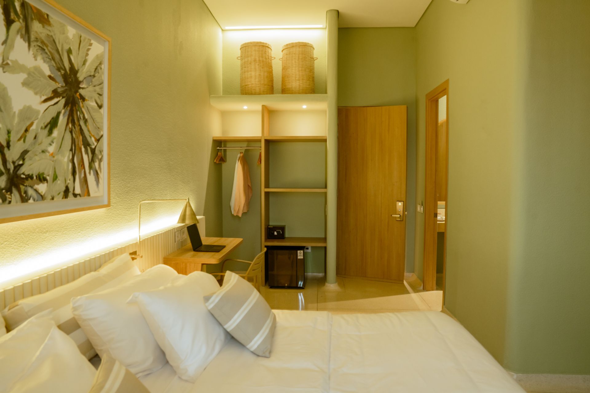 Un dormitorio con una cama, un escritorio y un armario.