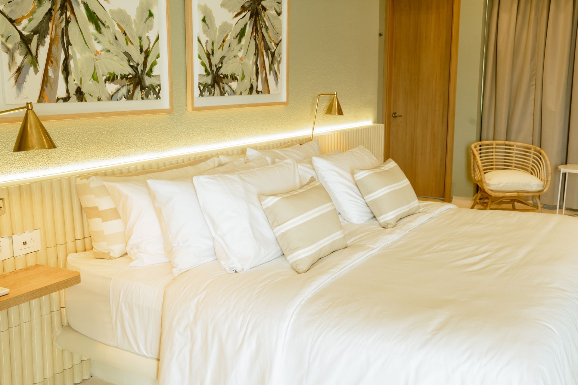 Un dormitorio con una cama king size y una silla.