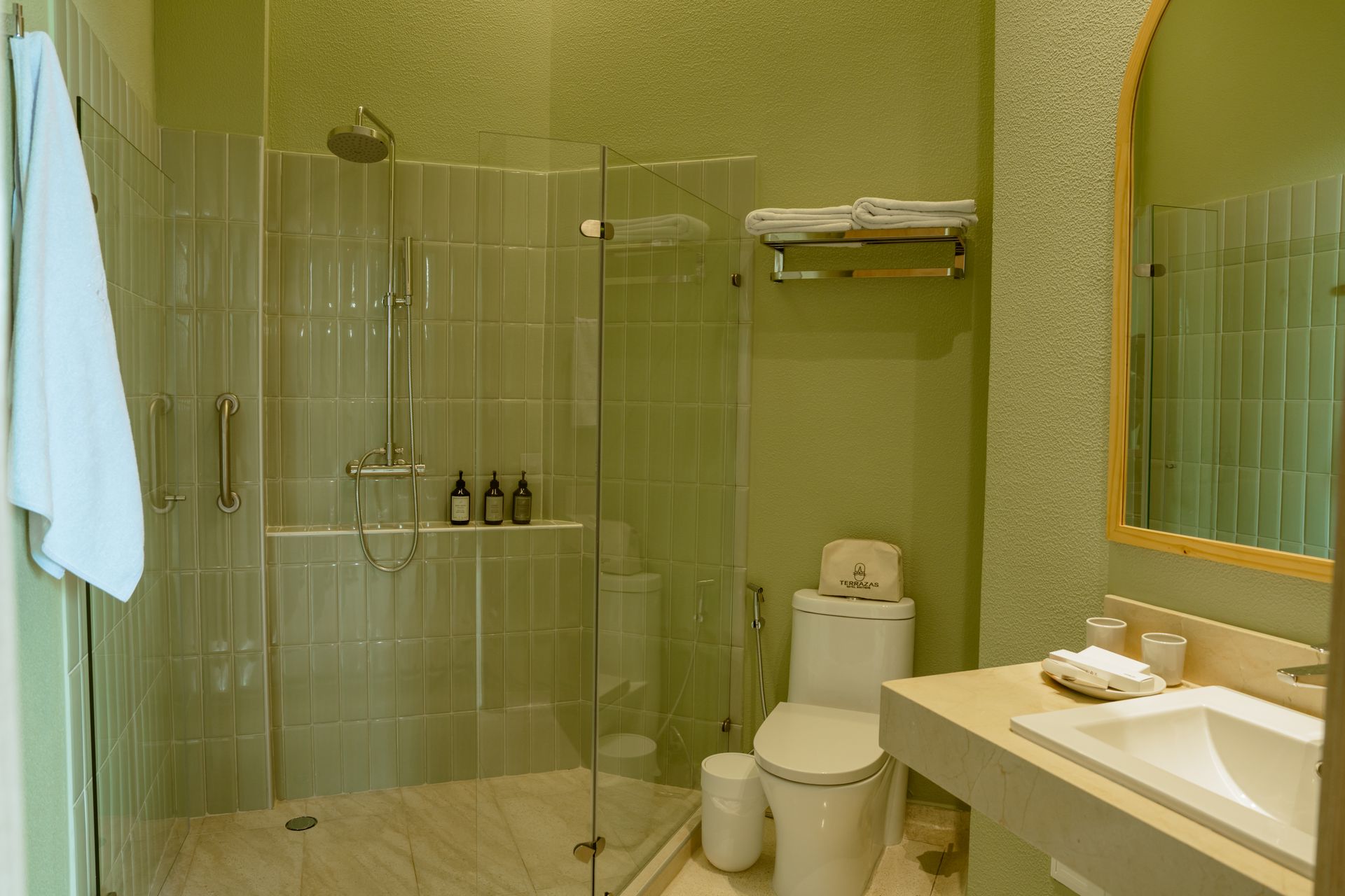 Un baño con inodoro, lavabo y ducha.