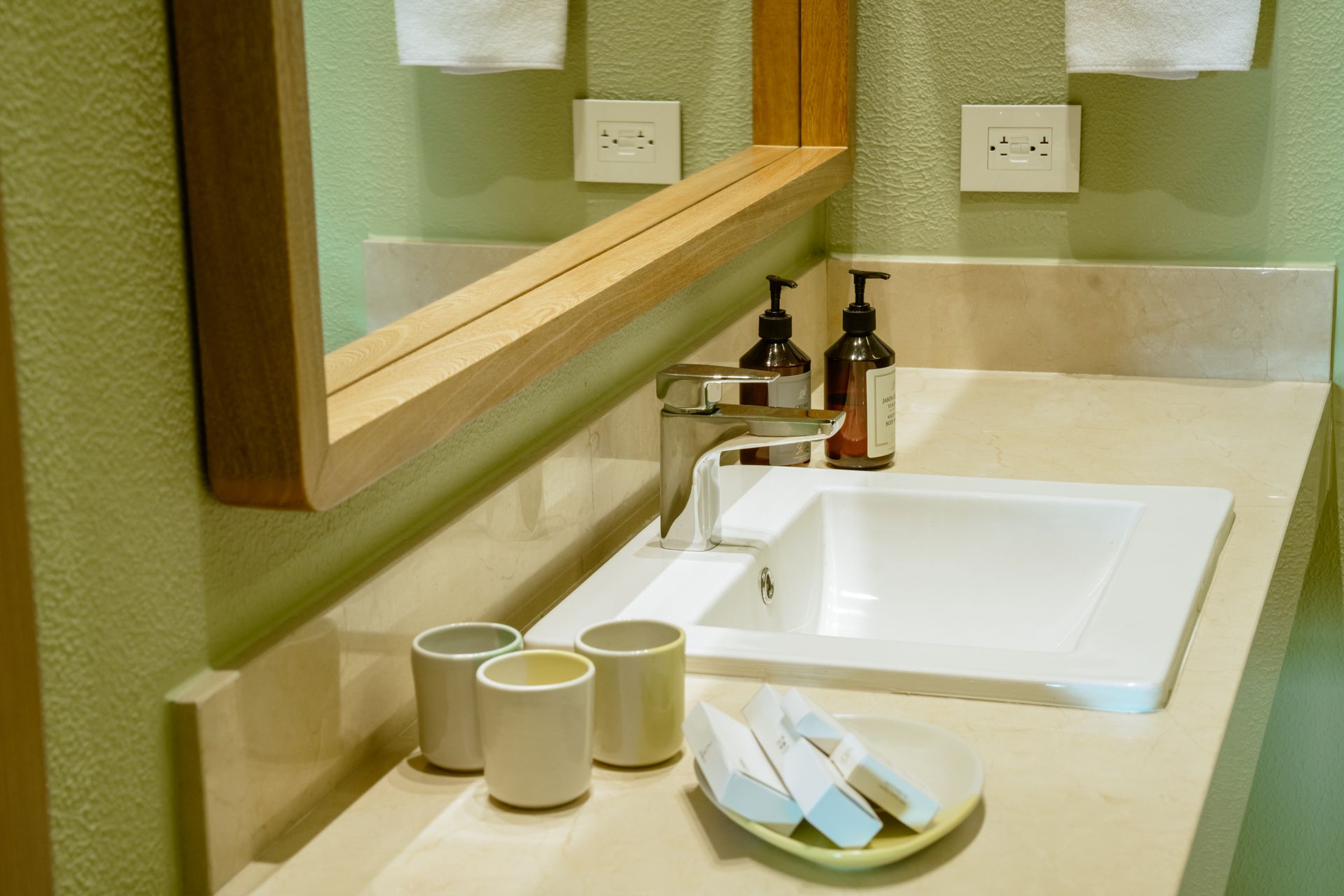 Un mostrador de baño con un lavabo y un espejo.