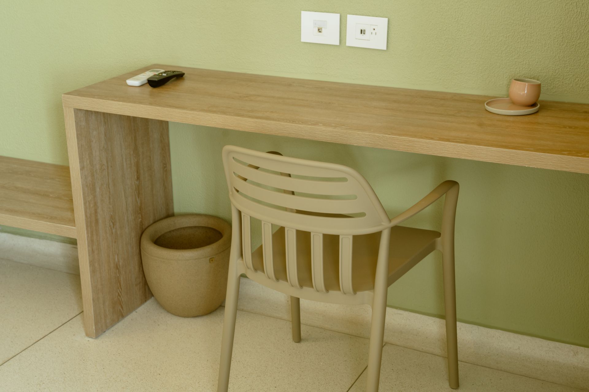 Una silla está junto a un escritorio de madera en una habitación.