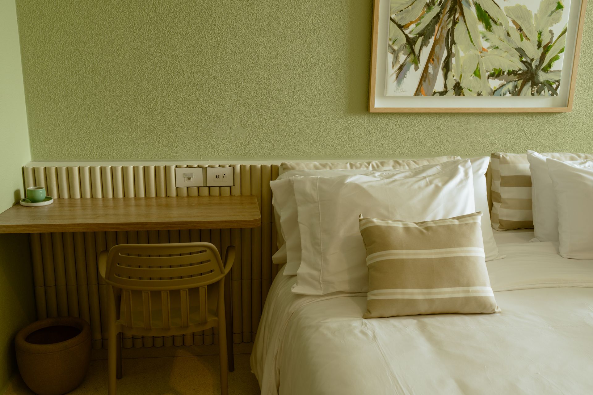 Un dormitorio con una cama, un escritorio y una silla.