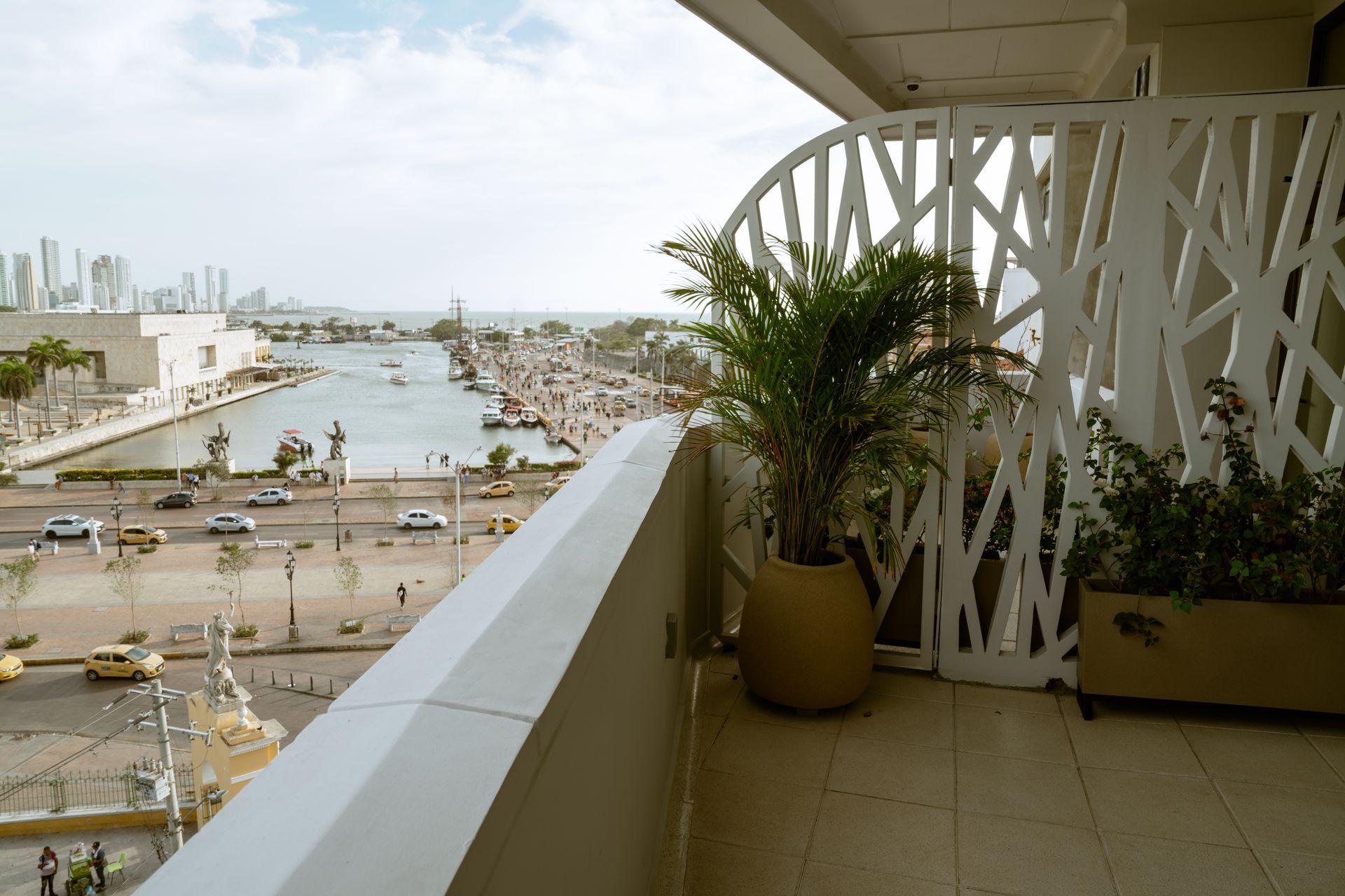 Un balcón con vista a un cuerpo de agua.