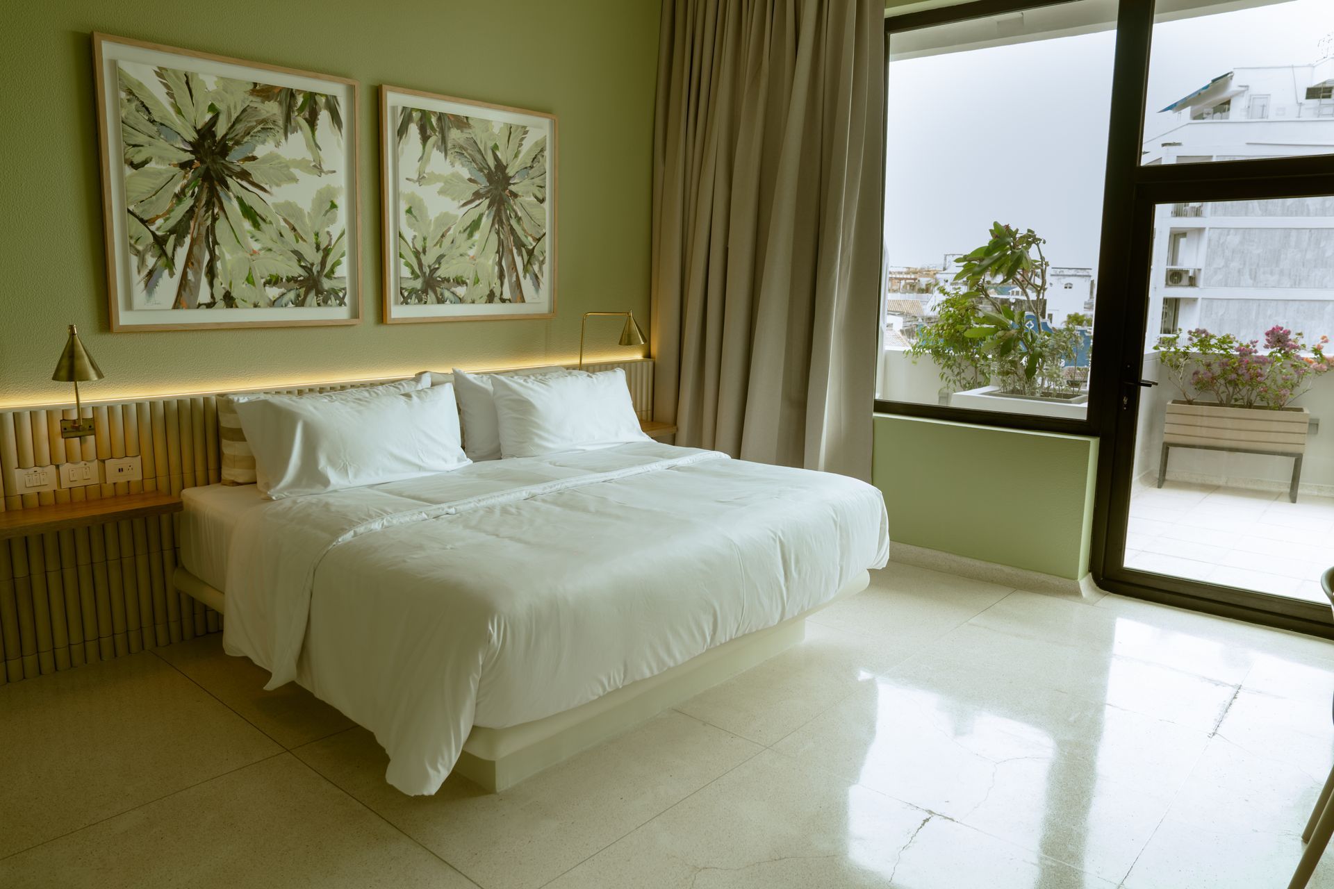 Una habitación de hotel con una cama tamaño king y una ventana grande.