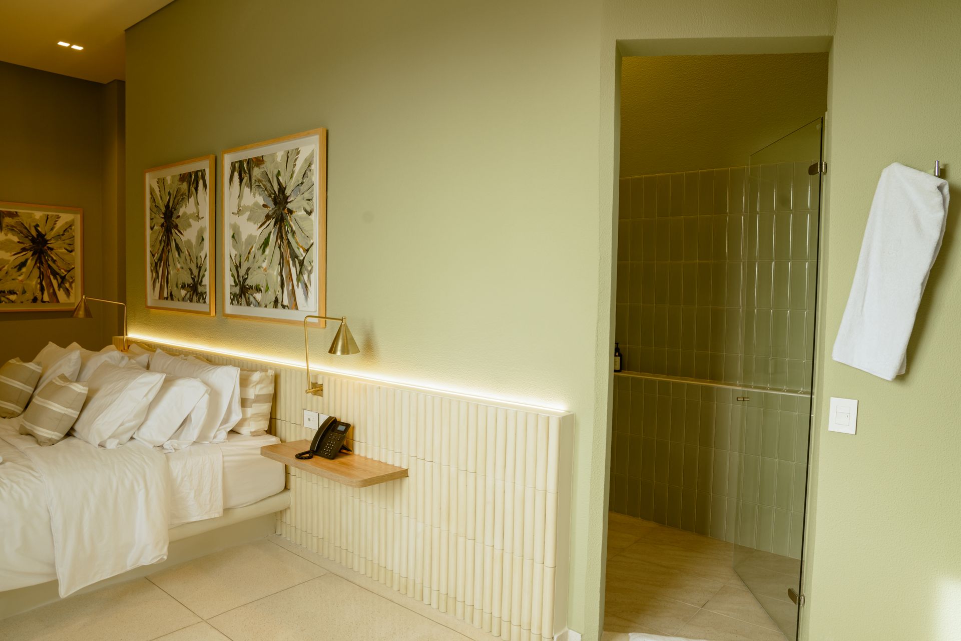 Un dormitorio con una cama tamaño king y una ducha.