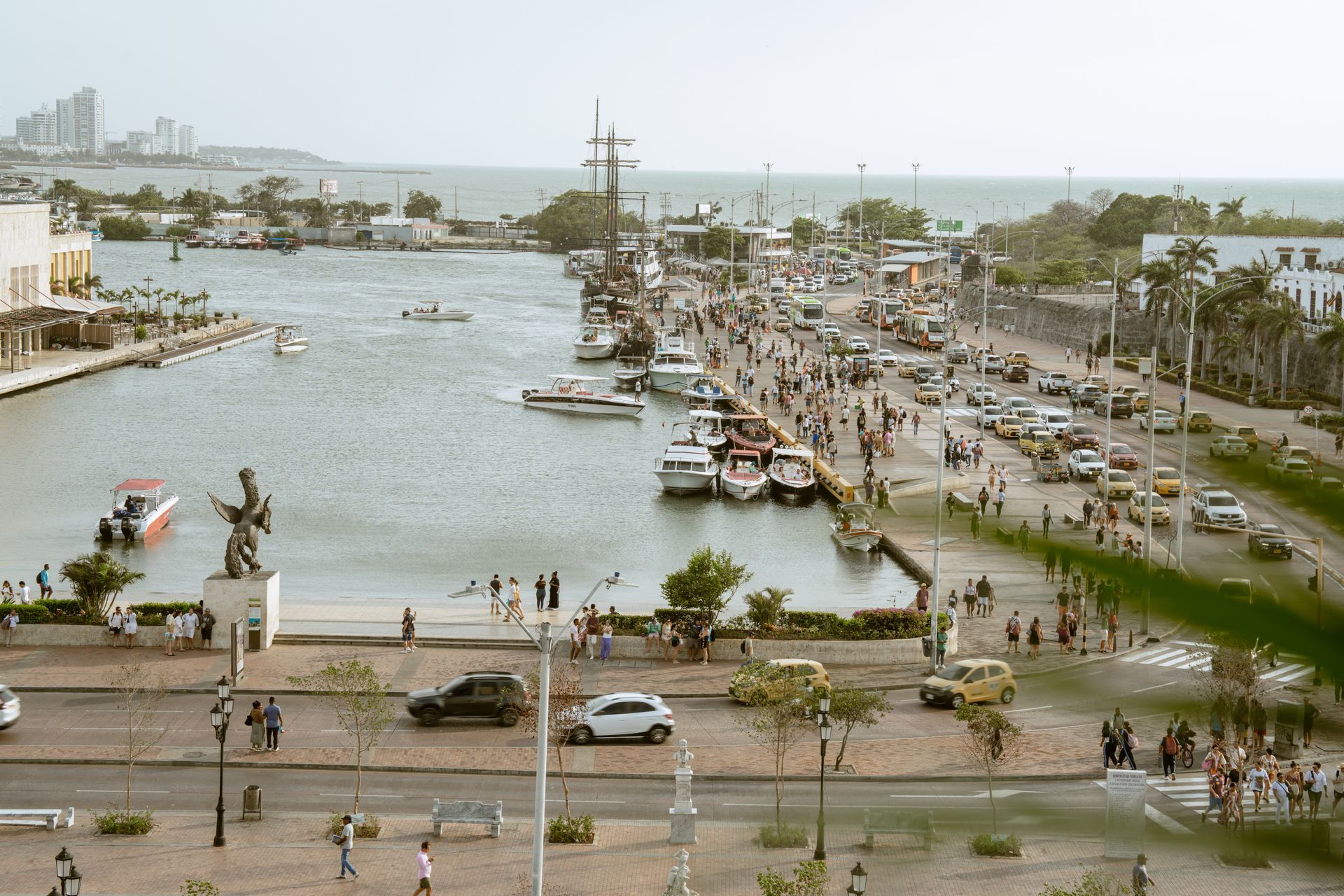 Una vista aérea de una ciudad con barcos en el agua.