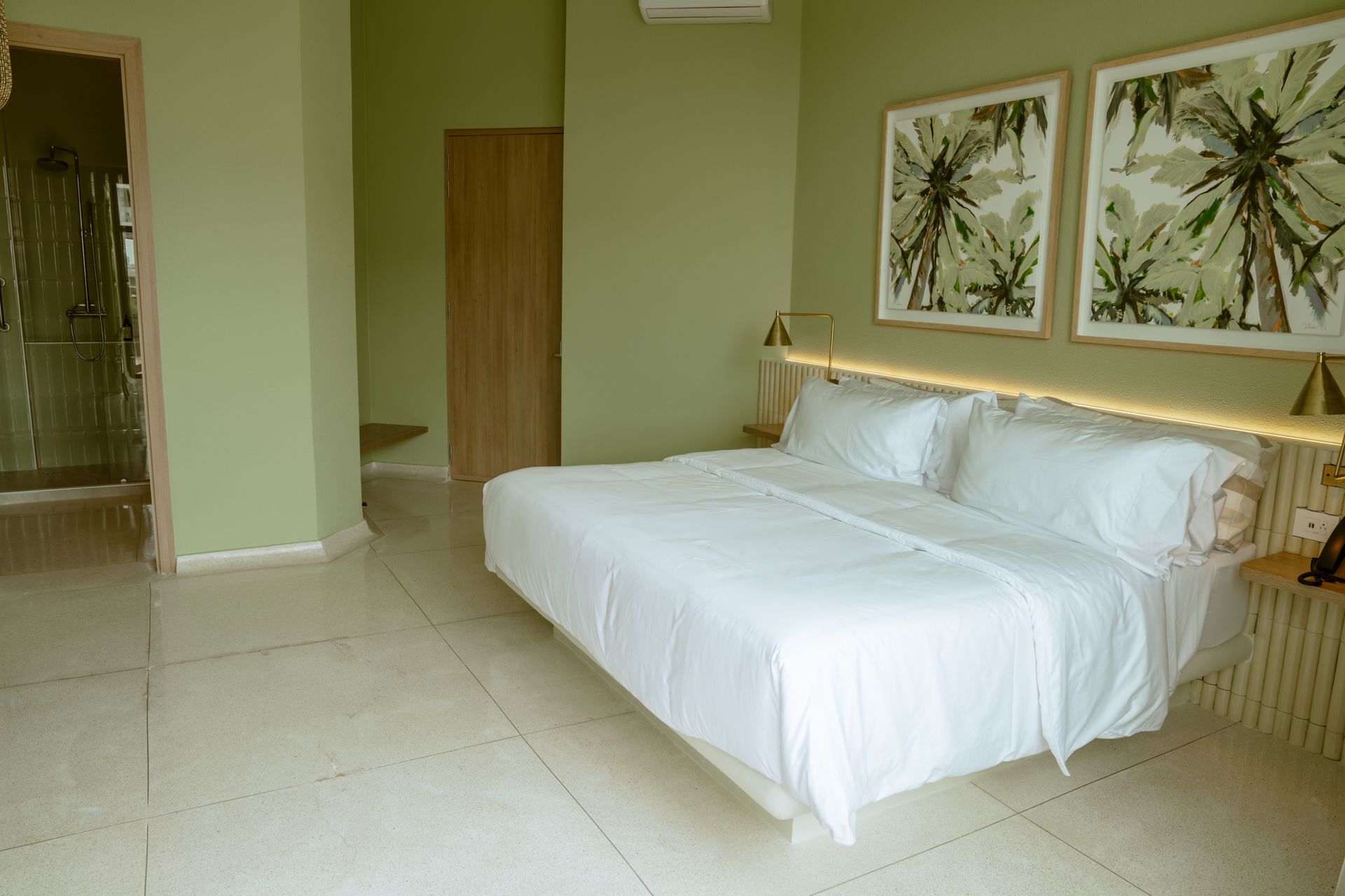 Hay una cama grande en el medio de la habitación.