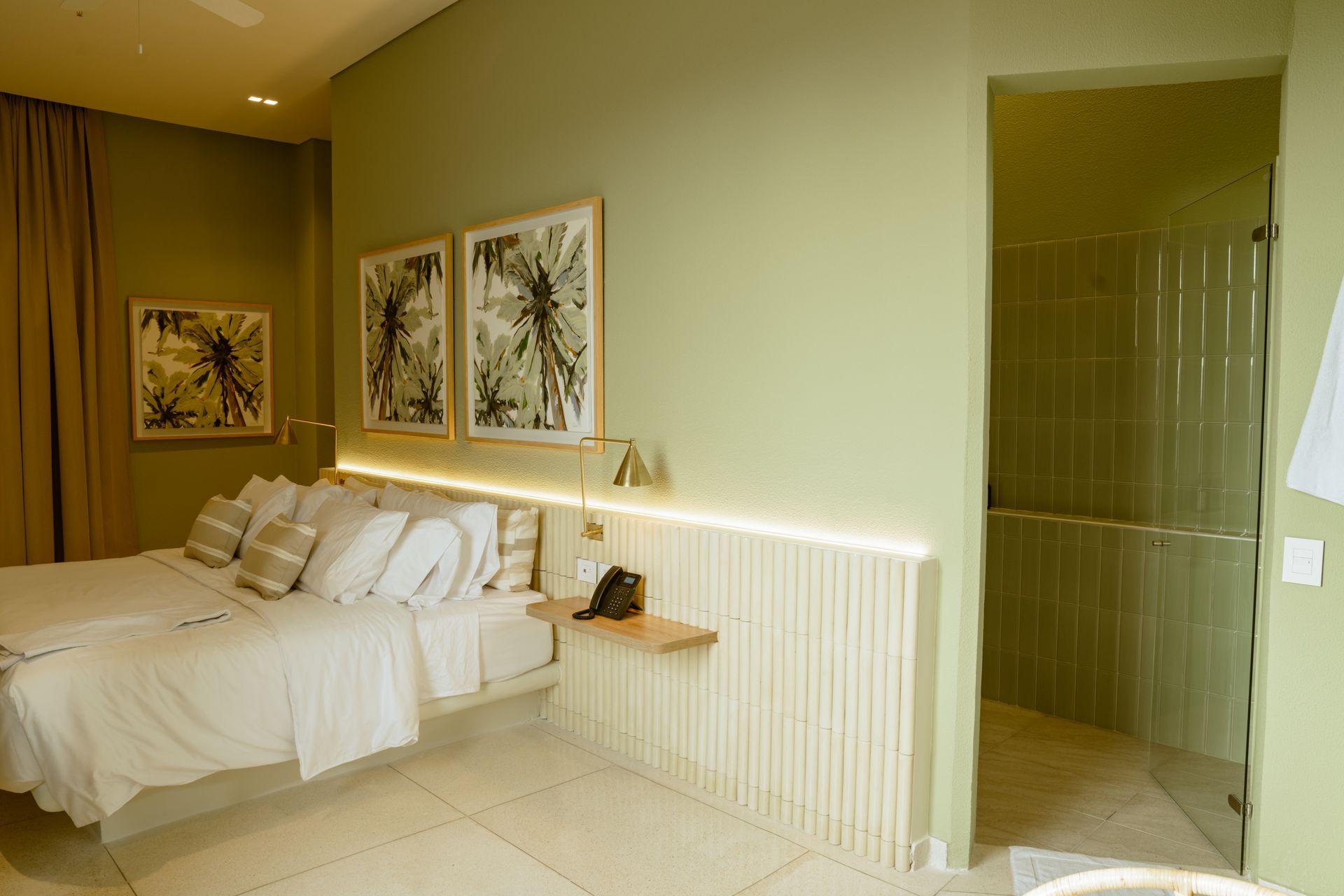 Un dormitorio con una cama grande y una ducha a ras de suelo.