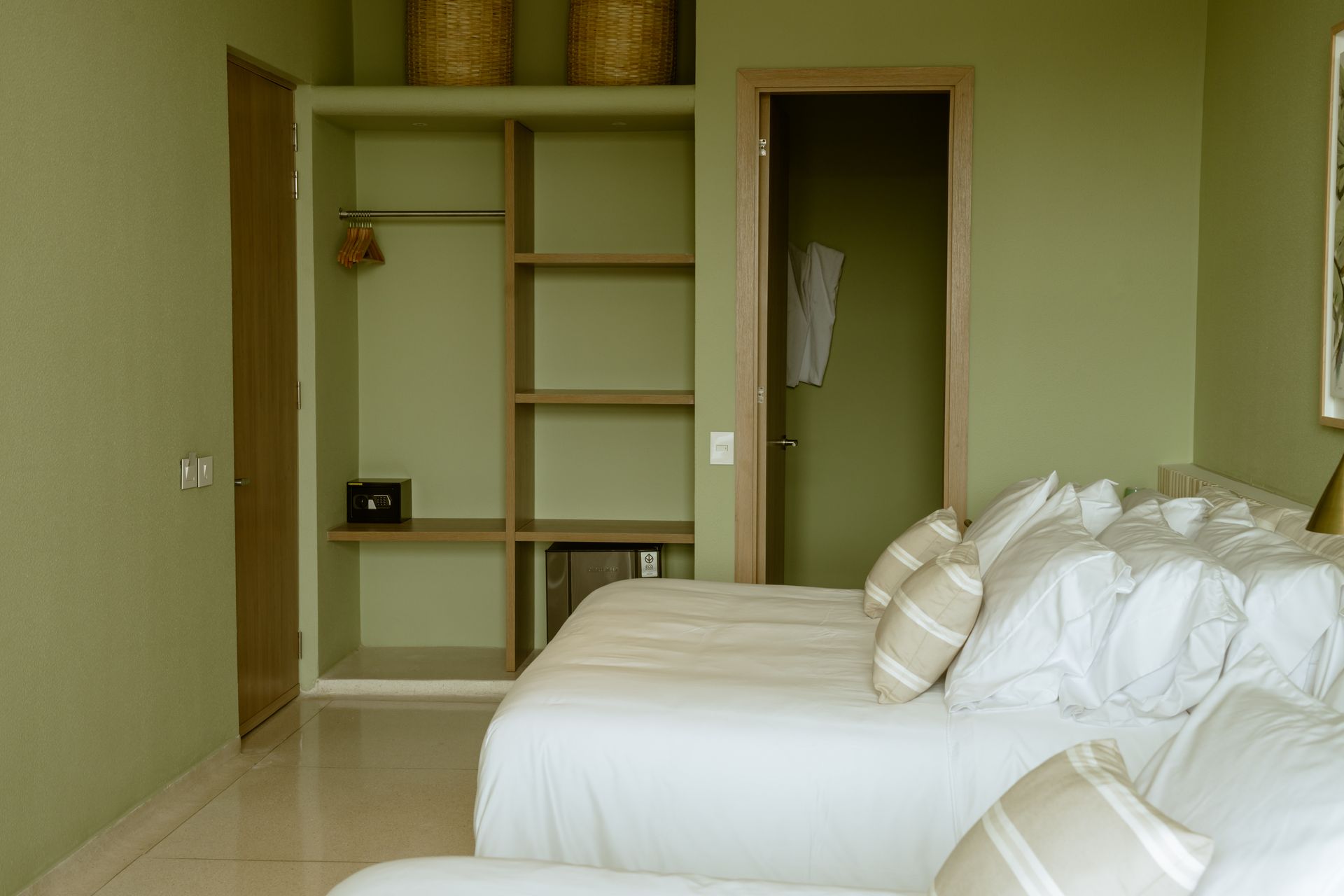 Un dormitorio con dos camas, un sofá y un armario.