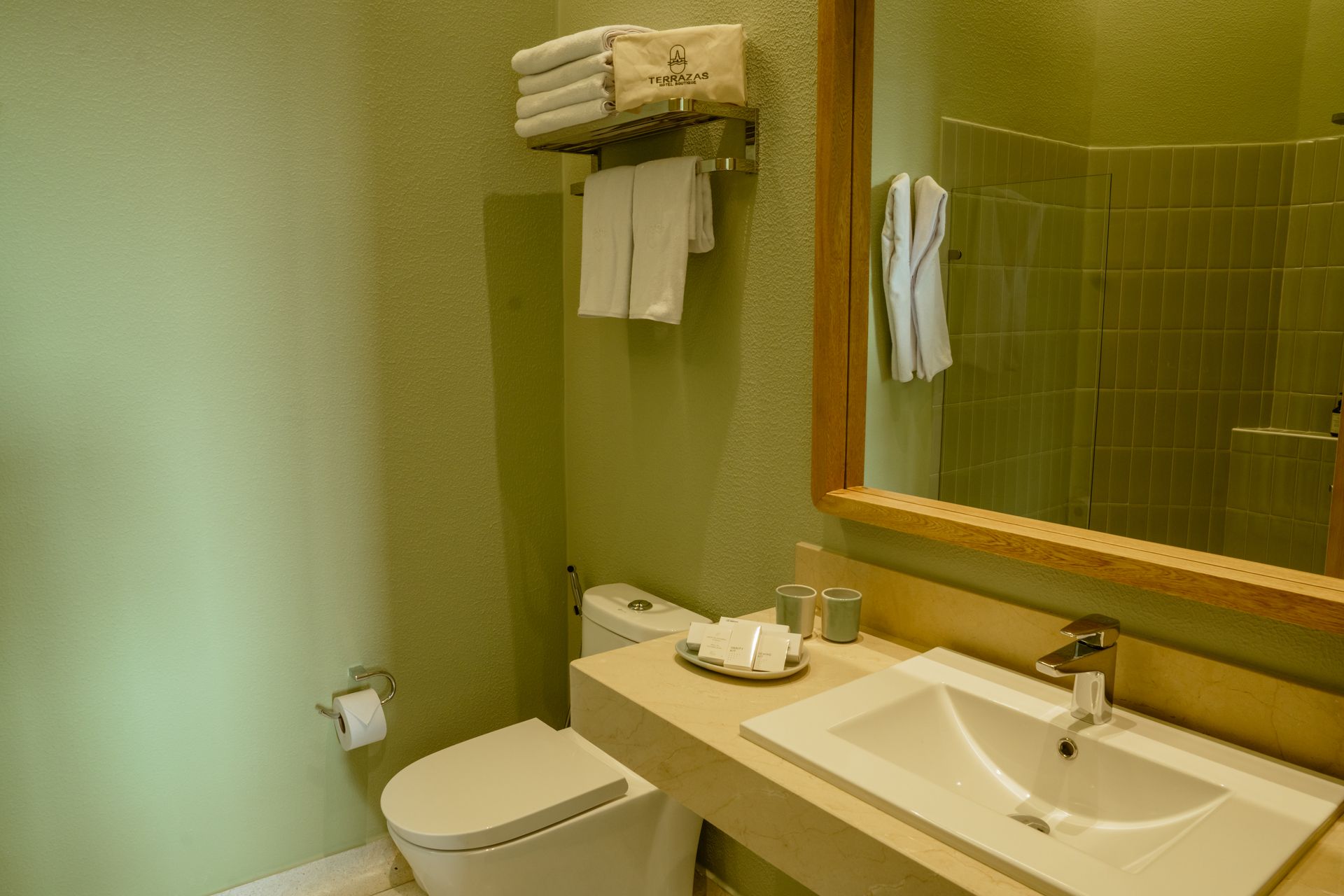 Un baño con inodoro, lavabo y espejo.