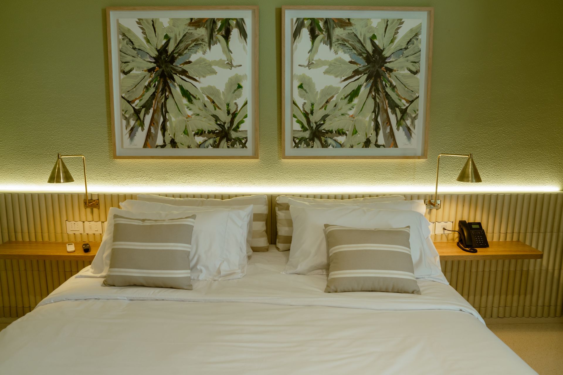 Hay dos cuadros en la pared encima de la cama.