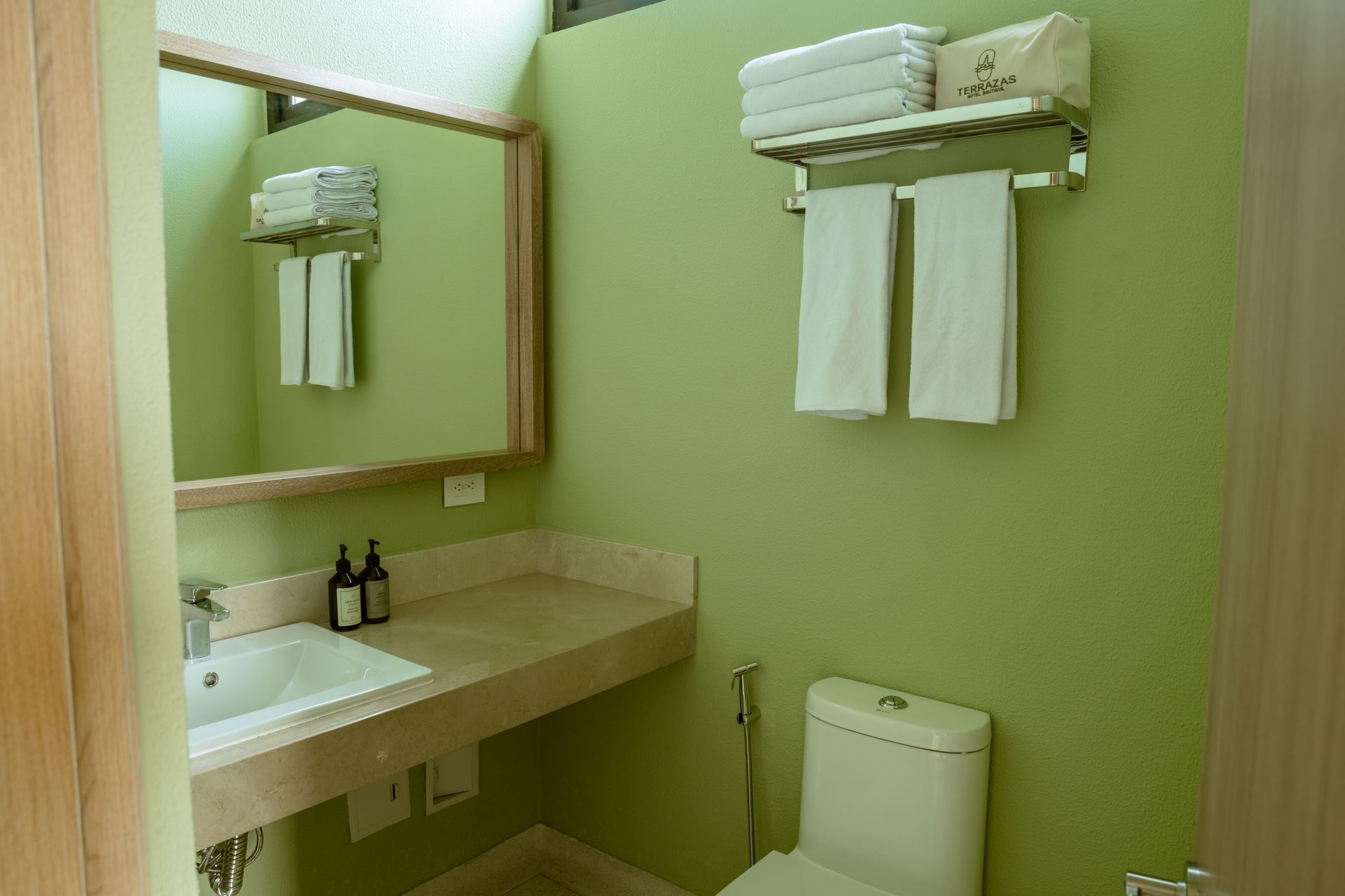 Un baño con inodoro, lavabo y espejo.