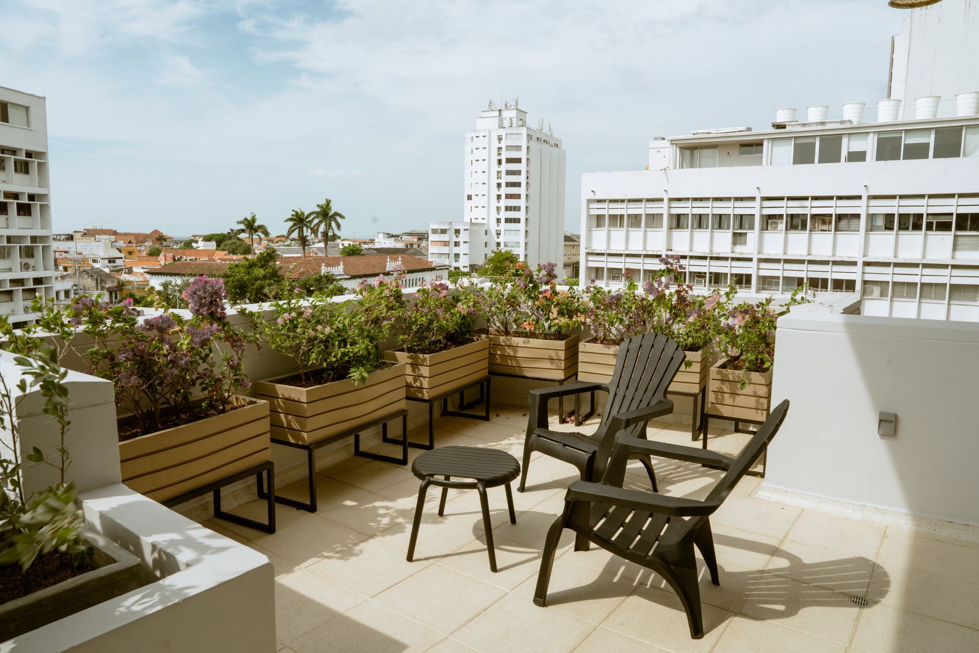 Hay sillas y una mesa en el techo de un edificio.
