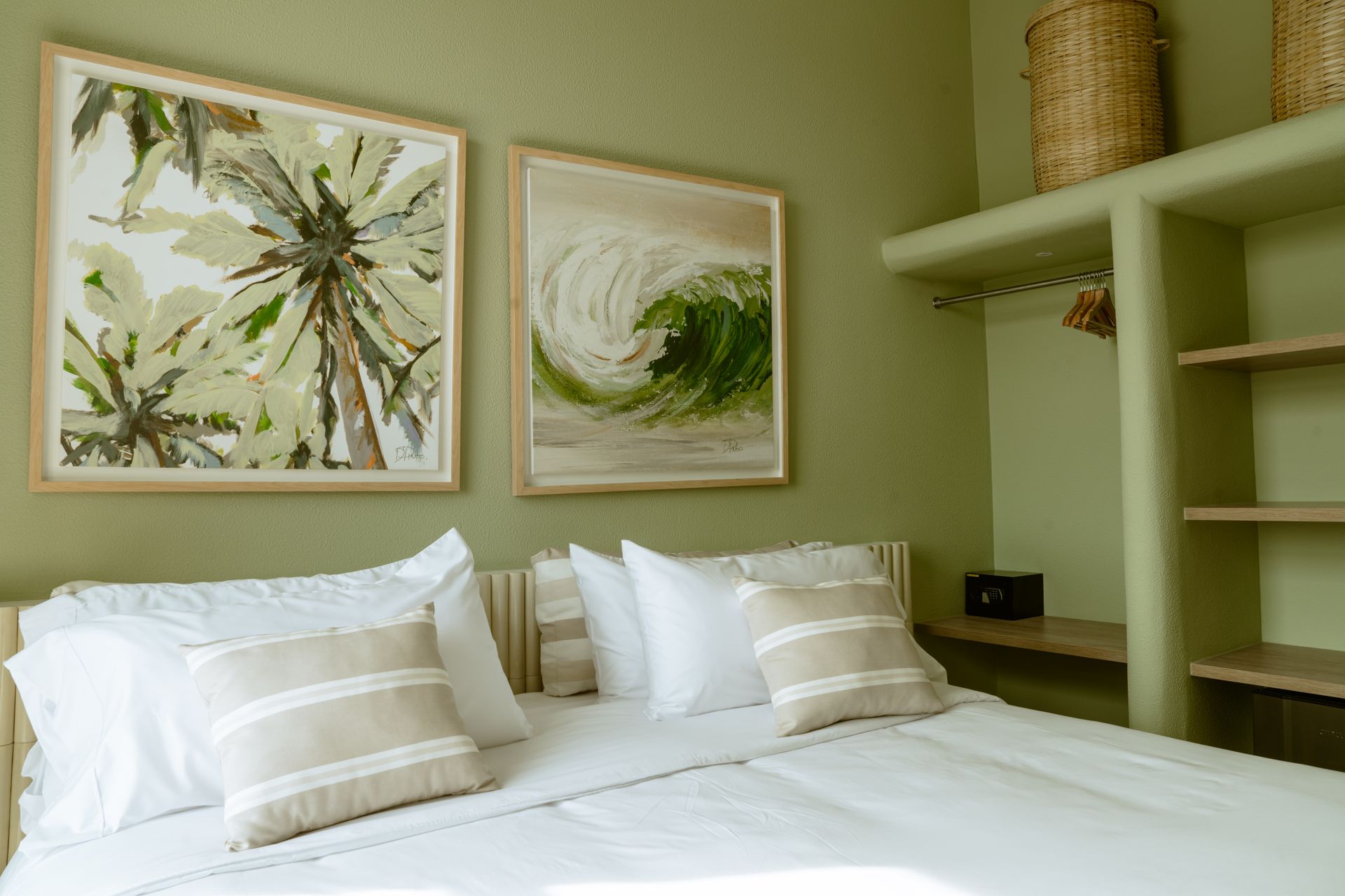 Hay dos cuadros en la pared encima de la cama.