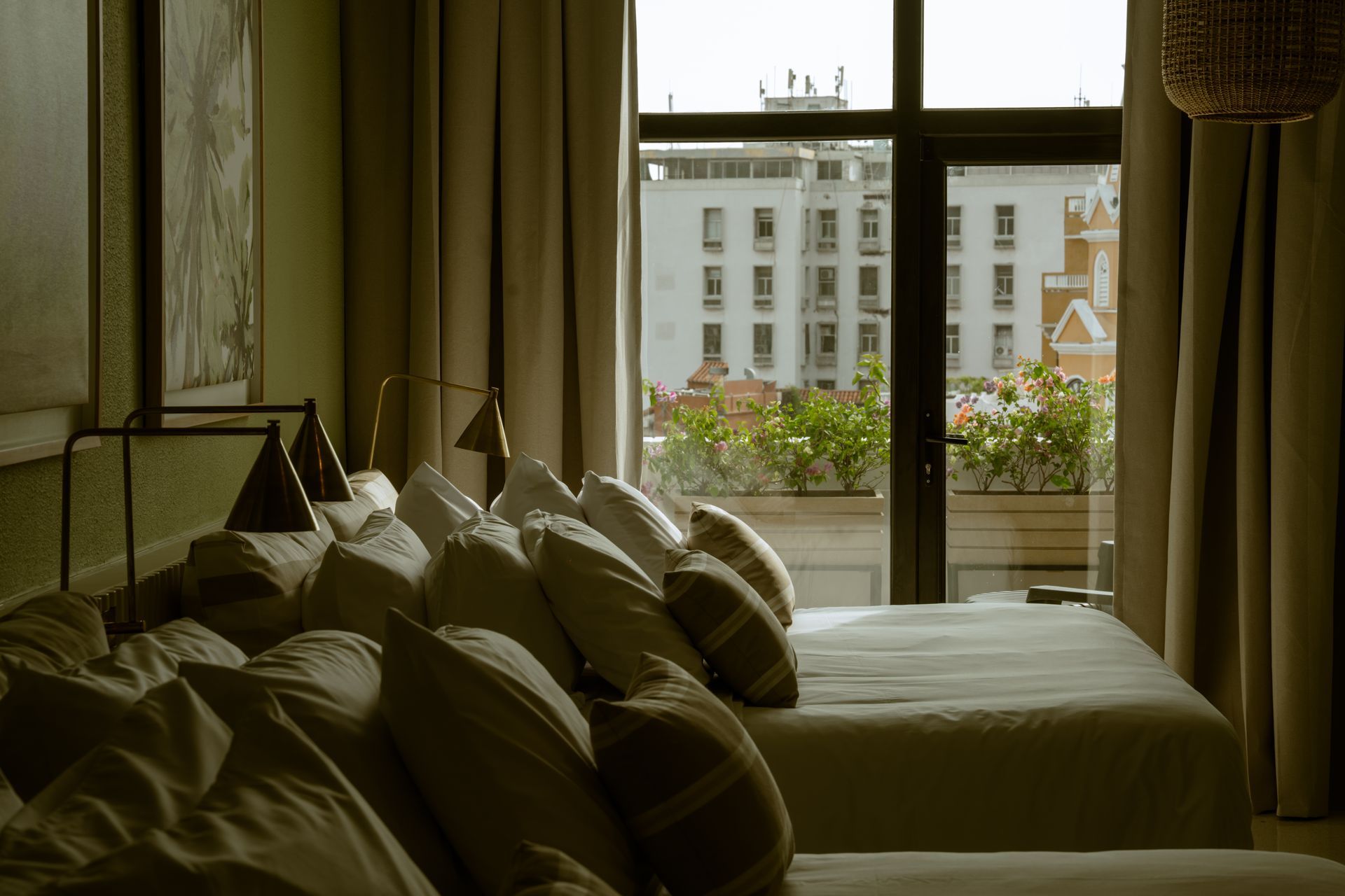 Una habitación de hotel con dos camas y una ventana grande.