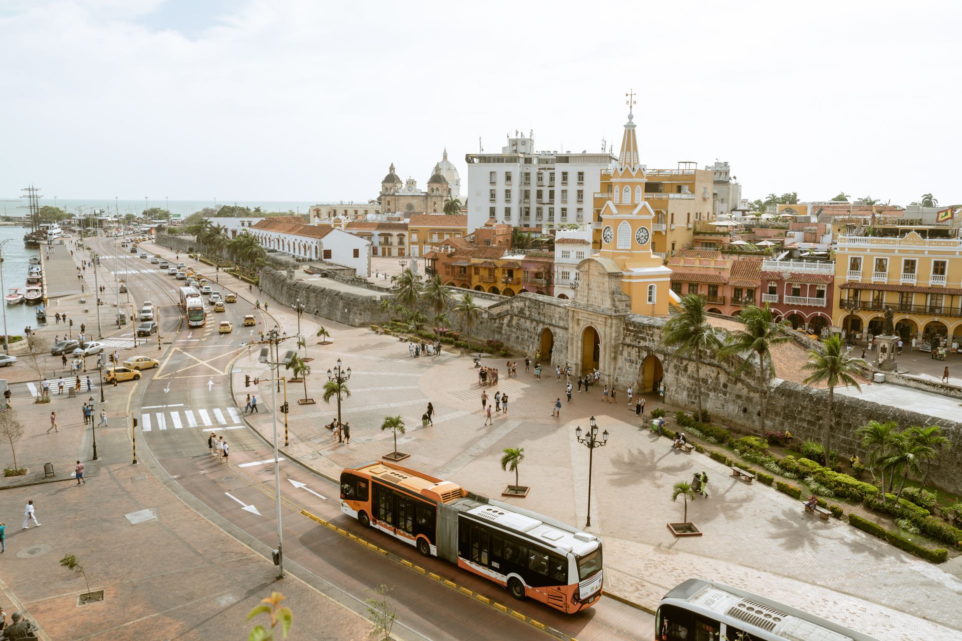 Una vista aérea de una calle de la ciudad con un autobús circulando por ella.