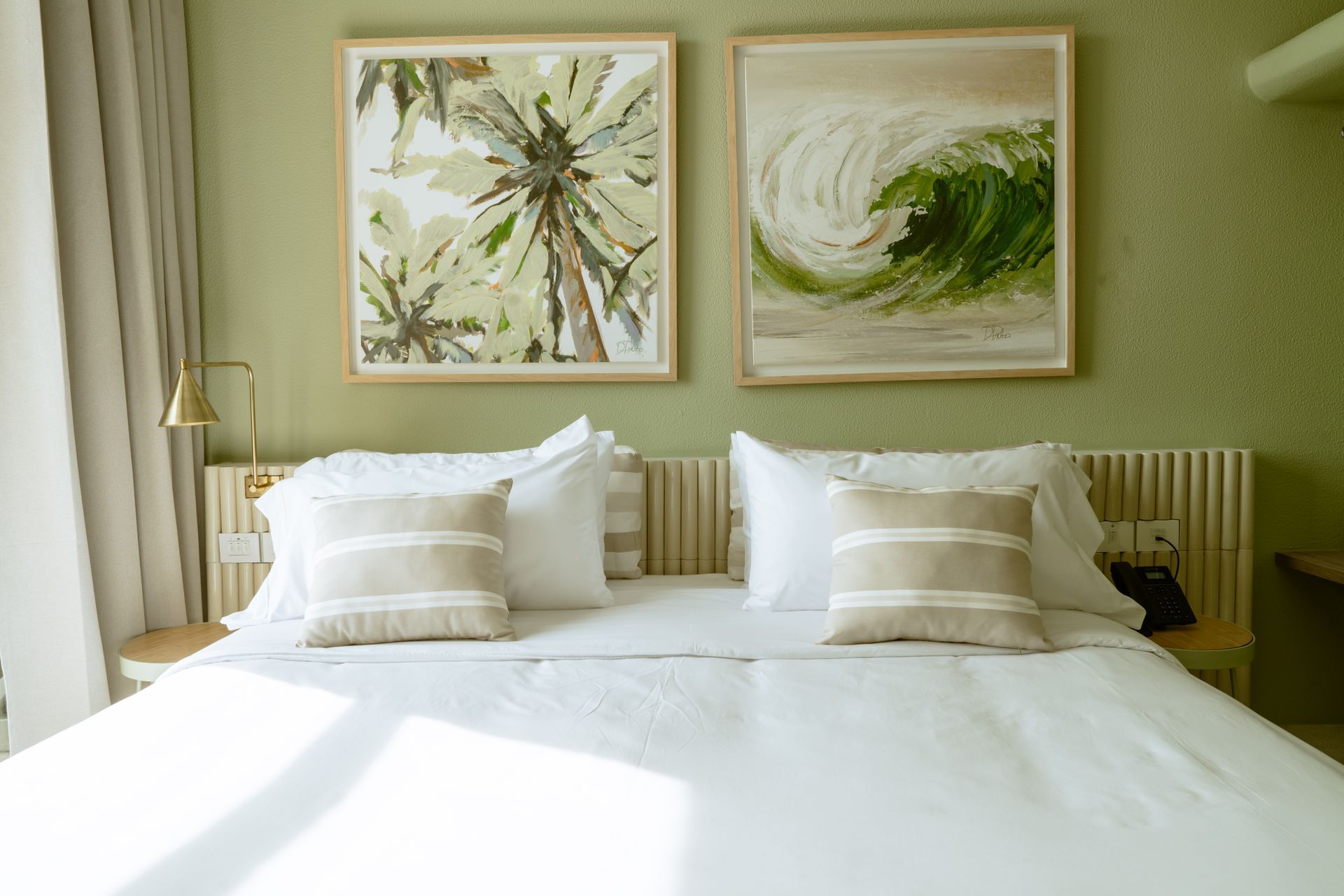 Hay dos cuadros en la pared encima de la cama.